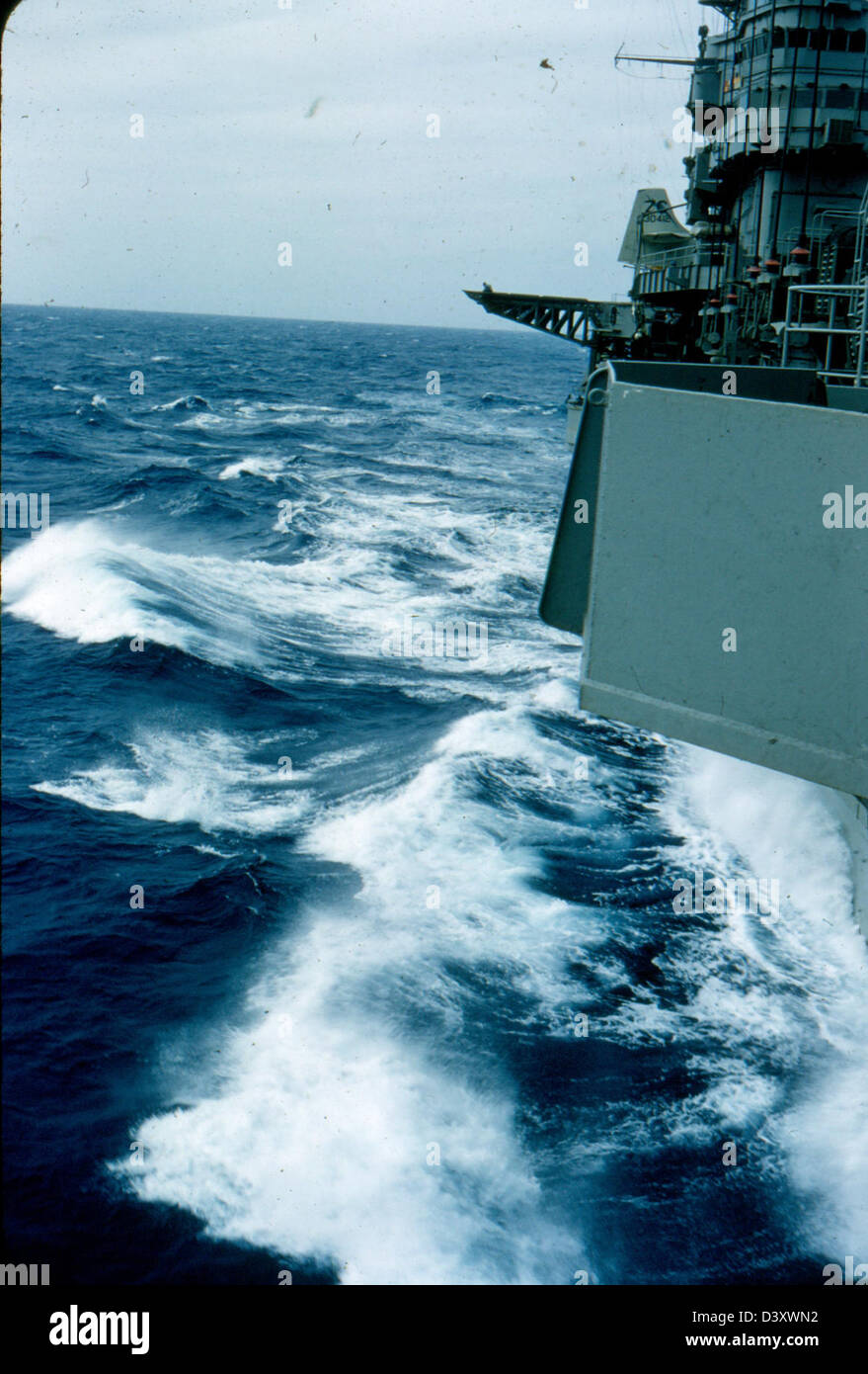 L'USS Kearsarge (CV-33), un porte-avions de l'U.S. Navy, en action avec l'escadron VF-53 à bord, pendant ses missions opérationnelles pendant la guerre de Corée et la guerre du Vietnam. Banque D'Images