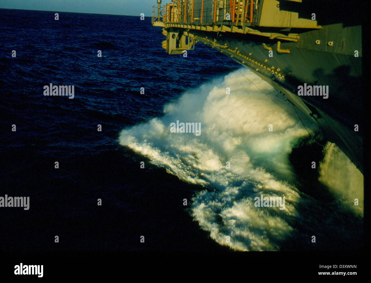 L'USS Kearsarge (CV-33), un porte-avions de l'U.S. Navy, avec son escadron de chasse VF-53 à bord, pendant les opérations navales du milieu du 20e siècle. Banque D'Images