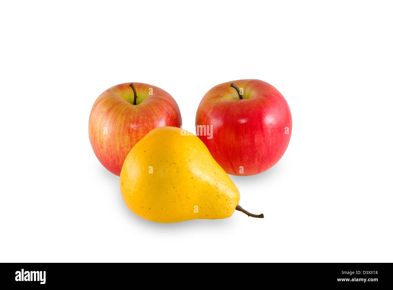 Deux pommes et poires sont photographiés sur le fond blanc Banque D'Images