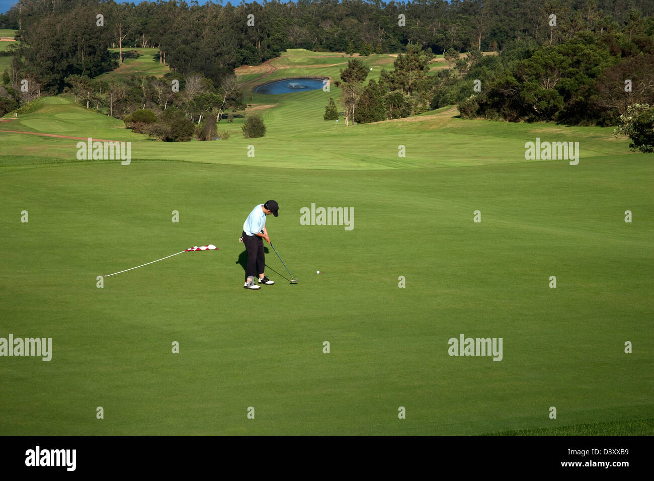 Santo da Serra, au Portugal, les jeunes golfeurs sur le cours de golf Banque D'Images