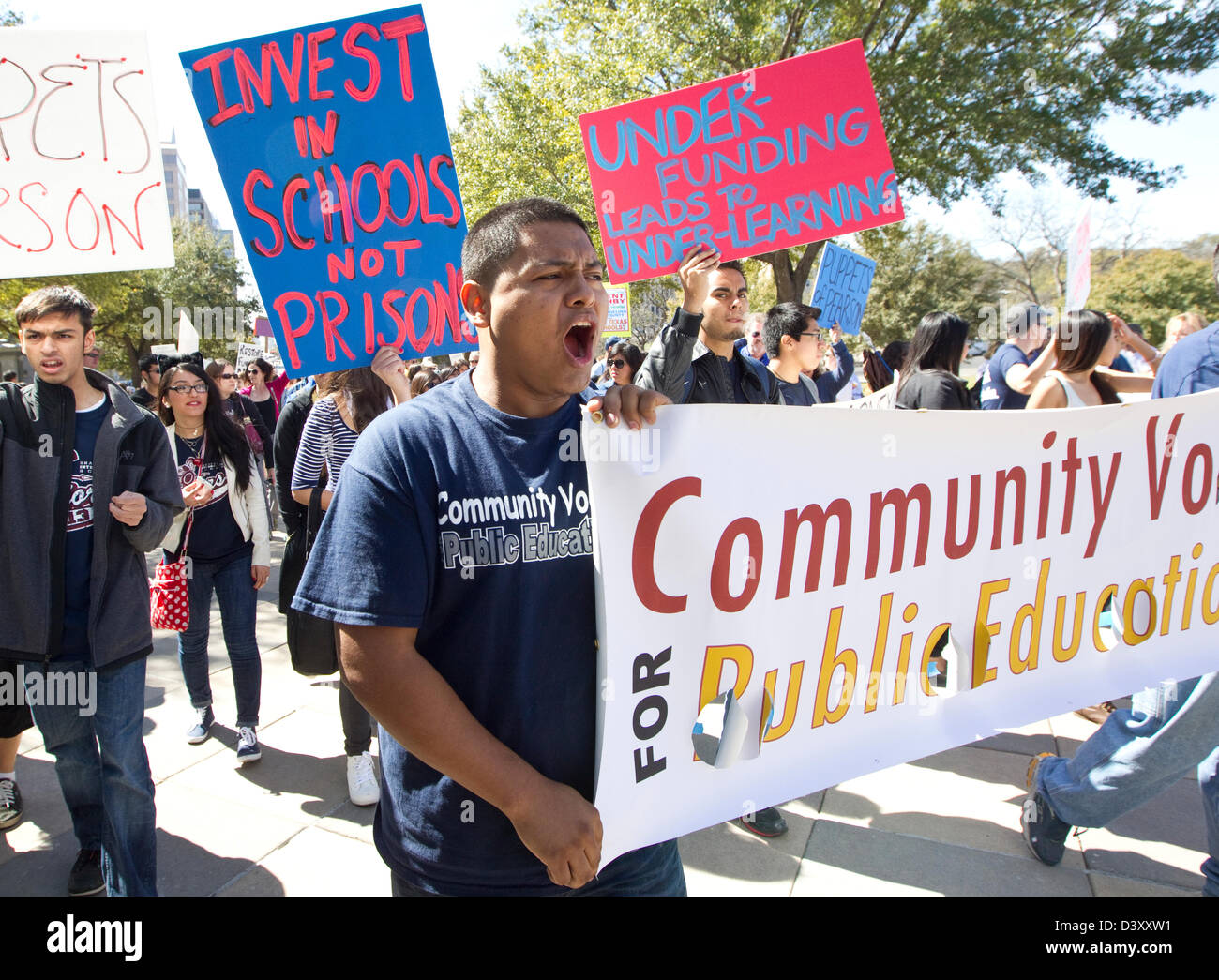 Grand groupe à la Texas Capitol building au cours de l'enregistrer au Texas Rassemblement des écoles. Les citoyens préoccupés par l'éducation sous-financement Banque D'Images