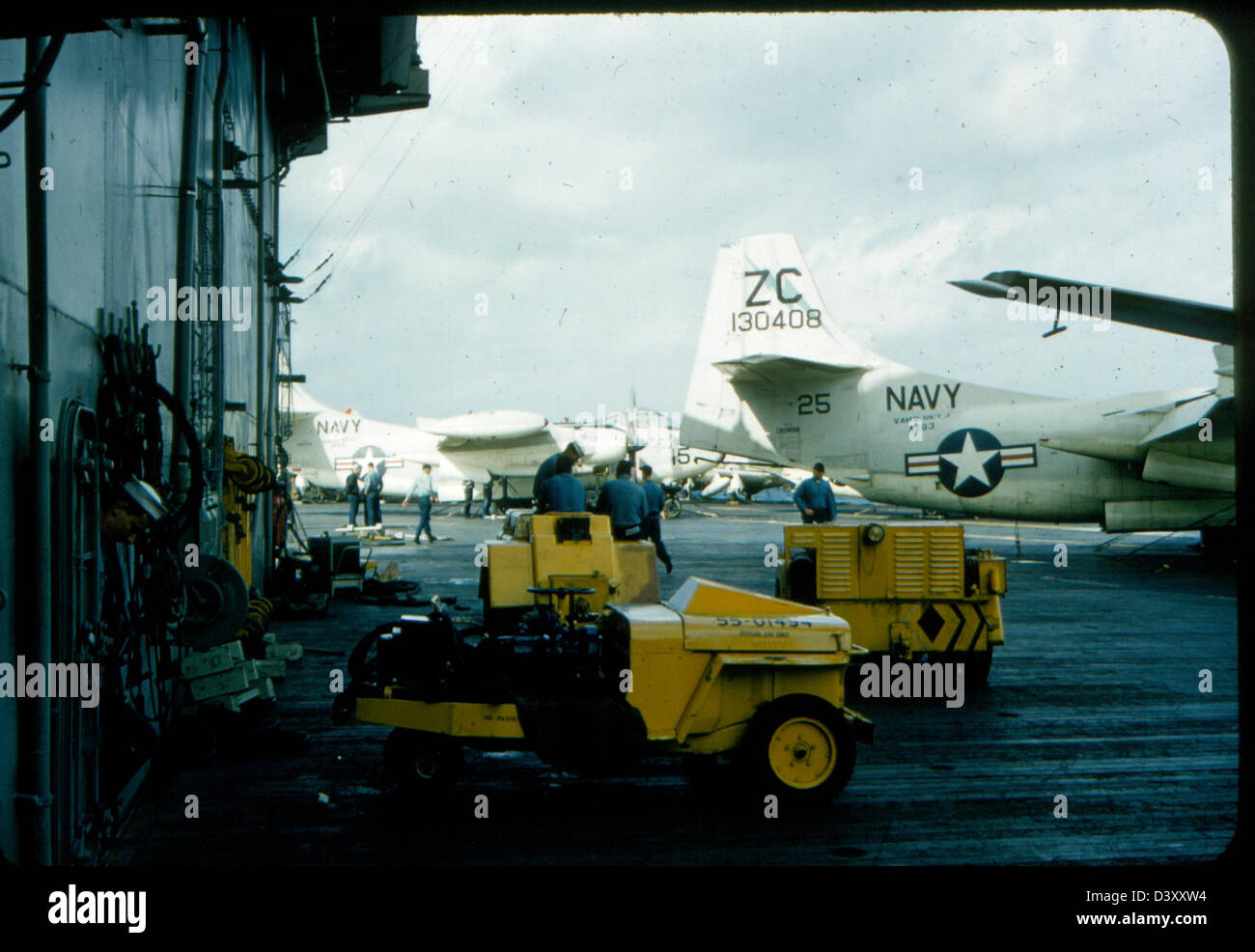 L'USS Kearsarge (CVA-33), un porte-avions de l'U.S. Navy, avec l'escadron de chasse VF-53 à bord, sur une photo historique du milieu du XXe siècle. Banque D'Images