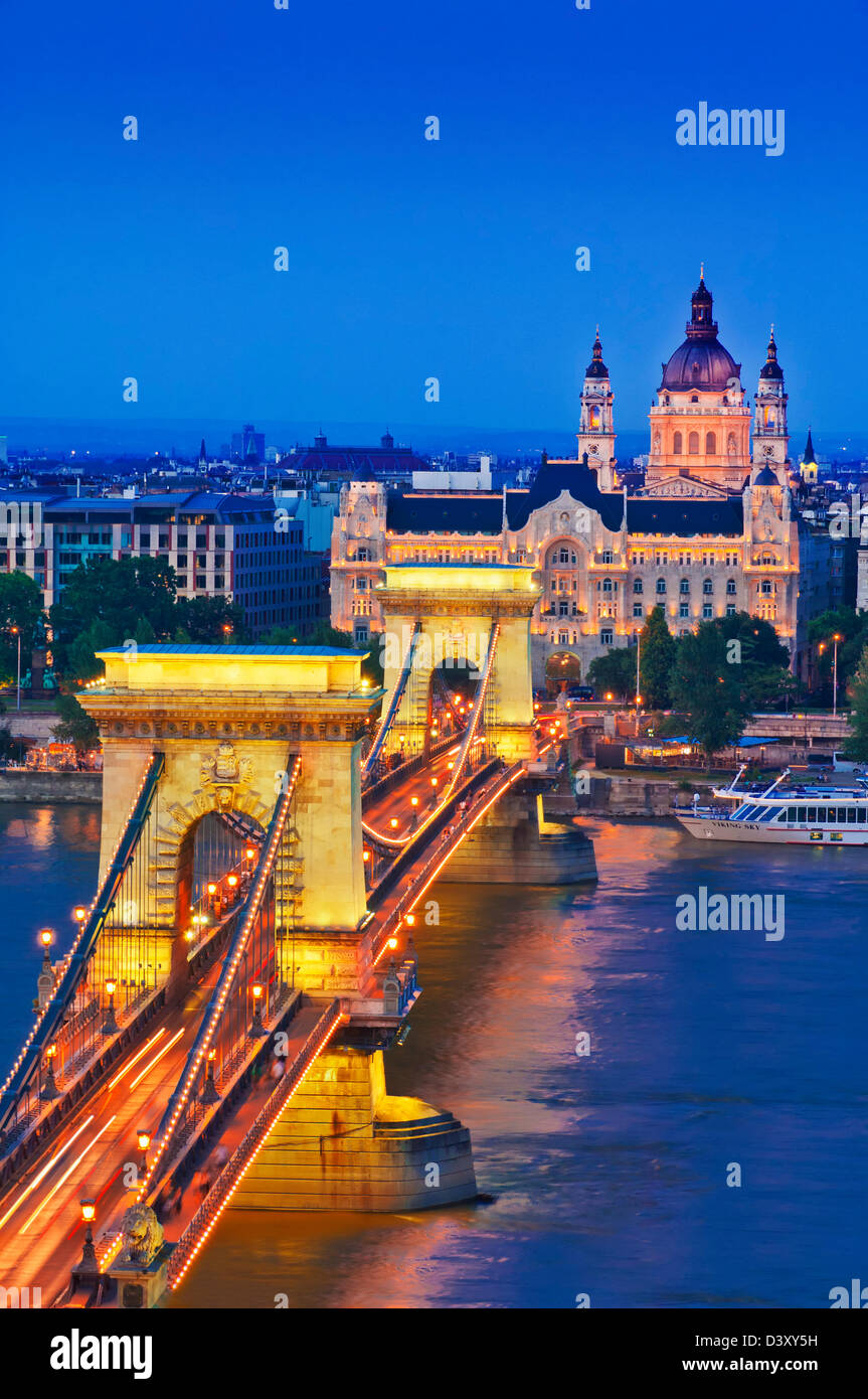 Le Pont des Chaînes sur le Danube est éclairée la nuit avec feu de circulation pédestre Budapest, Hongrie, Europe, UE Banque D'Images