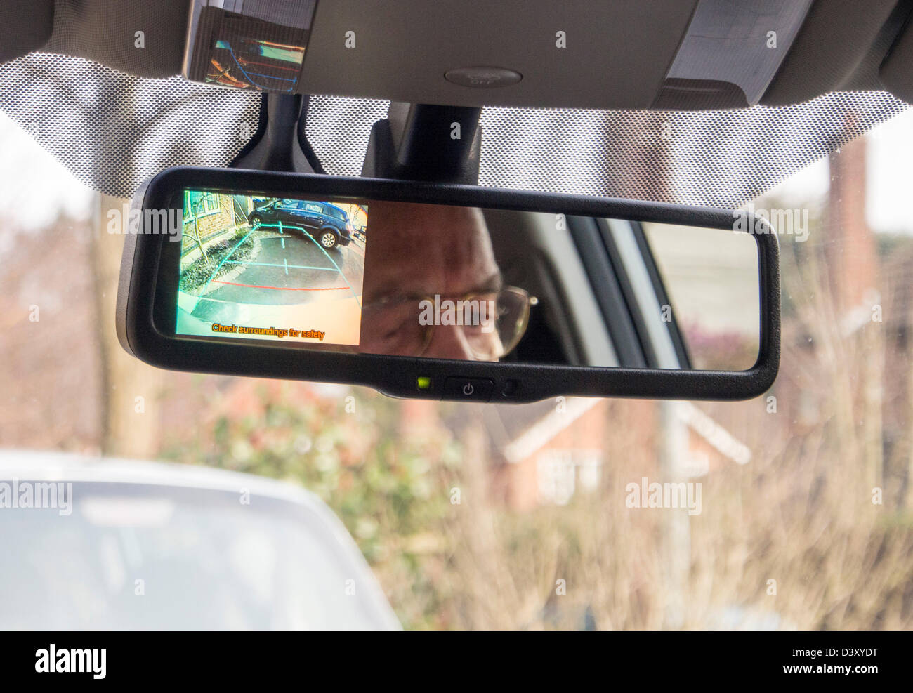 Une Toyota Hybrid Synergy Drive aura une voiture, montre l'affichage de la caméra de recul vue arrière dans le miroir. Banque D'Images