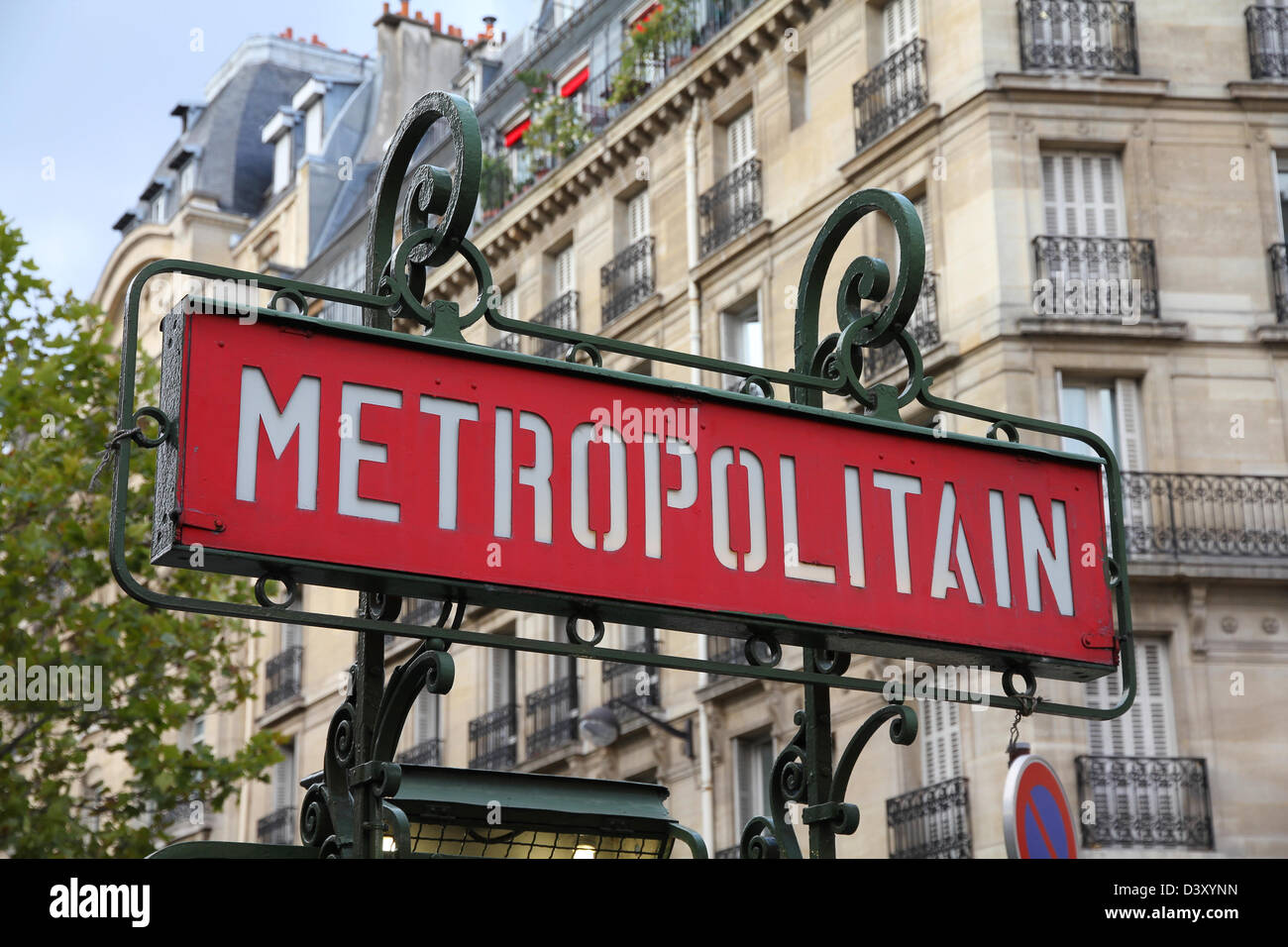 Paris, France - la station de métro rétro signe. Entrée de métro Photo ...