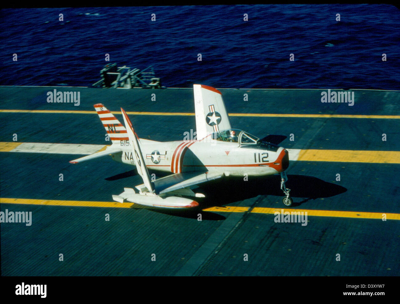 L'USS Kearsarge (CV-33), un porte-avions de l'U.S. Navy, avec l'escadron VF-53, dans une photographie historique montrant les opérations et les avions de chasse du navire Banque D'Images