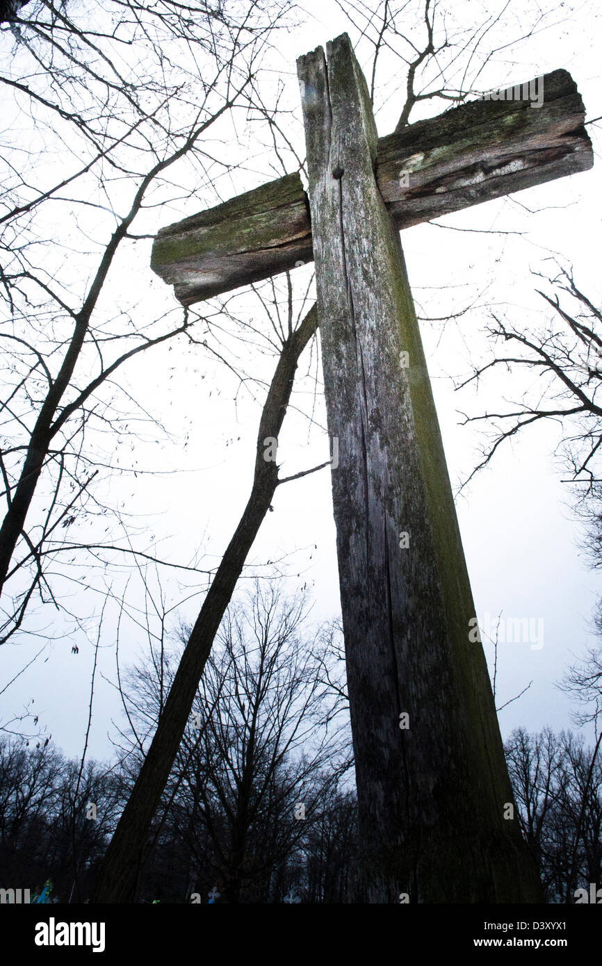 L'Ukraine, Volyn, Polonaise Ancienne Croix dans un cimetière de Antonivka Banque D'Images