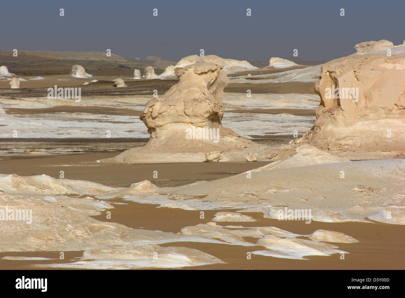 Le désert blanc avec rock formation en Egypte Banque D'Images