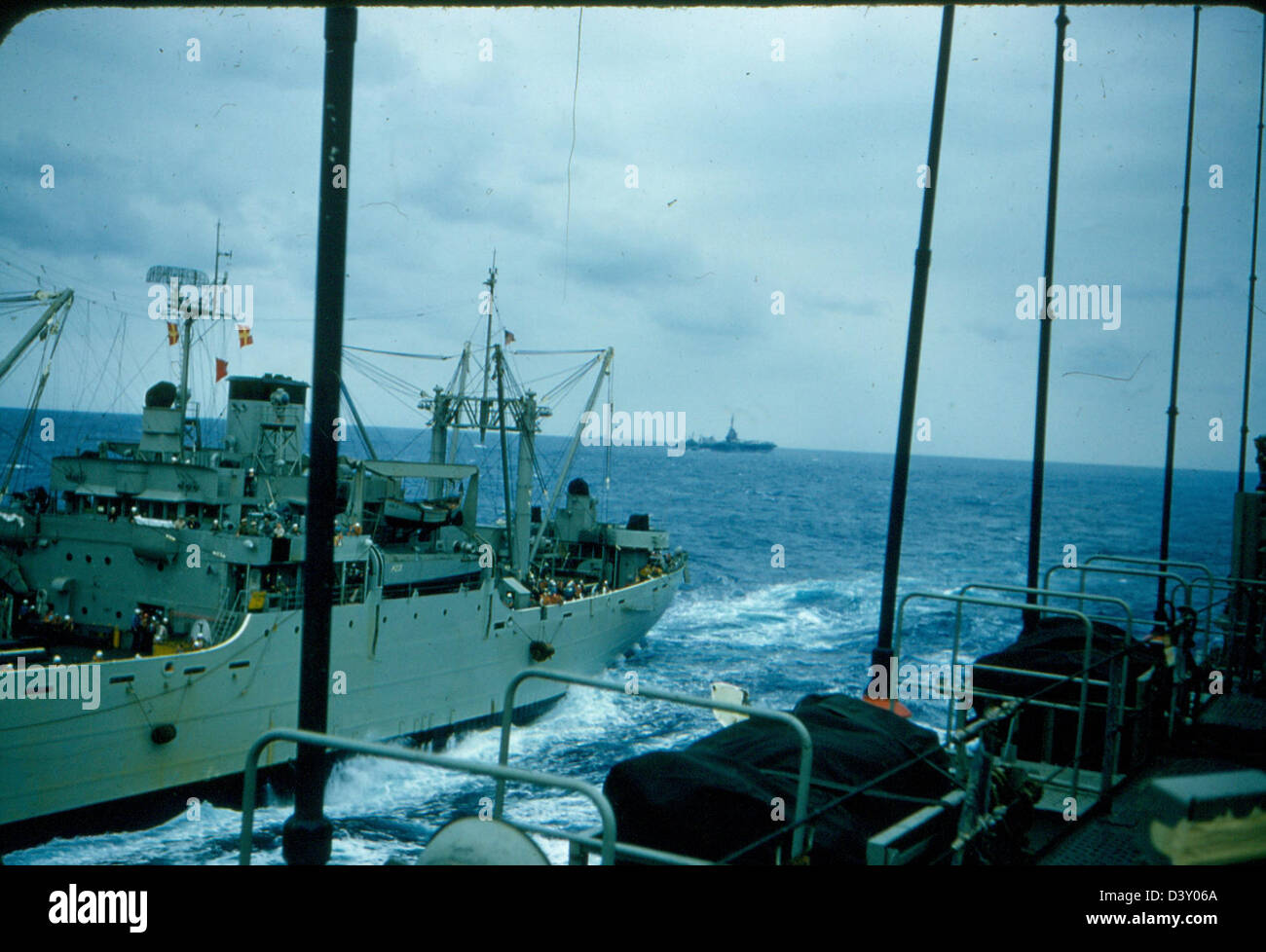 L'USS Kearsarge, un navire de la marine des États-Unis, est vue en mer lors d'une opération de ravitaillement avec des chasseurs VF-53 à bord, effectuant des missions essentielles de ravitaillement maritime. Banque D'Images