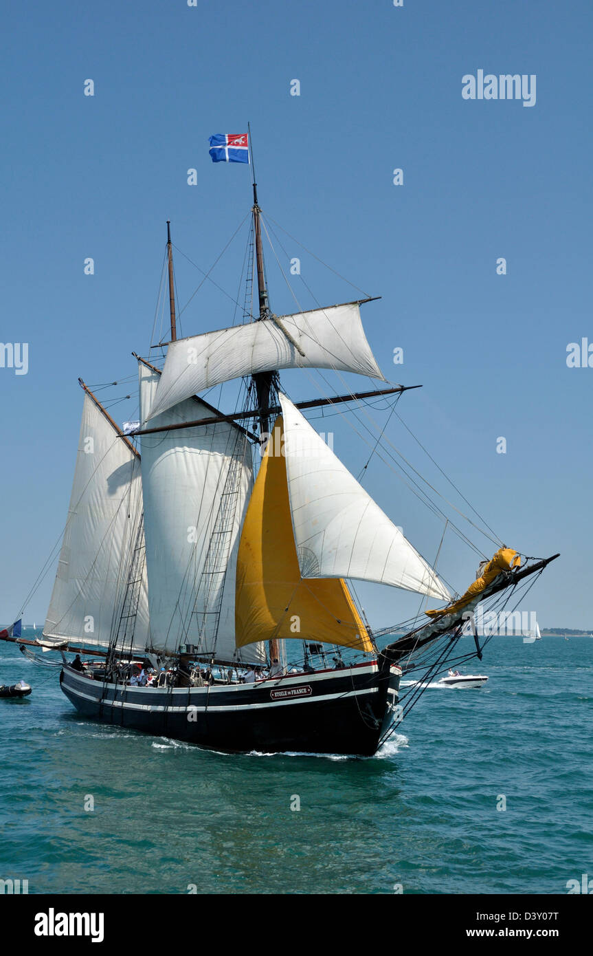 Etoile de France (topsail schooner, port d'attache : St Malo), navigation  dans la baie de Quiberon, au cours de l'événement "Semaine du Golfe Photo  Stock - Alamy