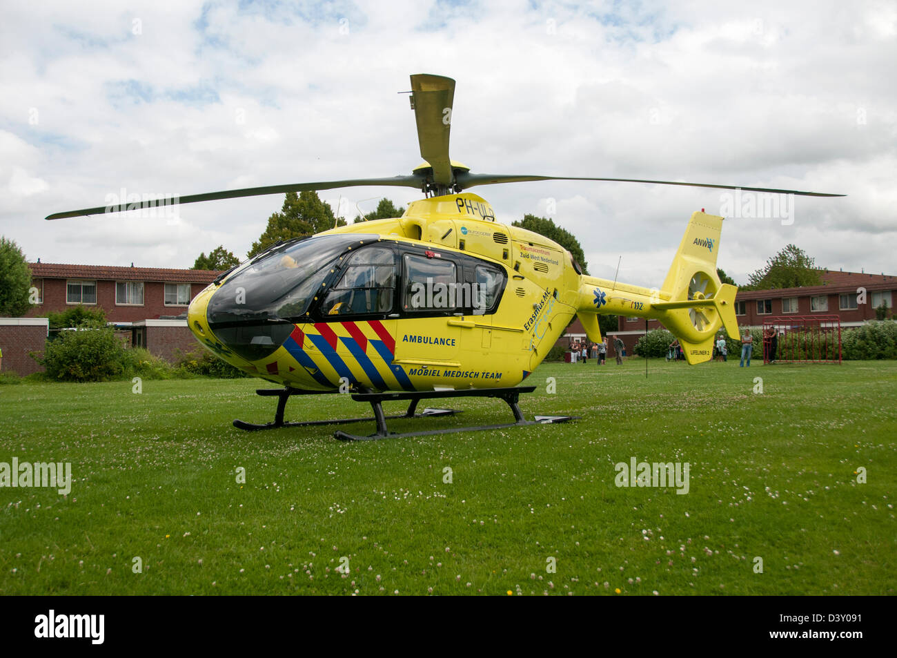 Traumatisme jaune hélicoptère sur le terrain de l'aide en Hollande Banque D'Images