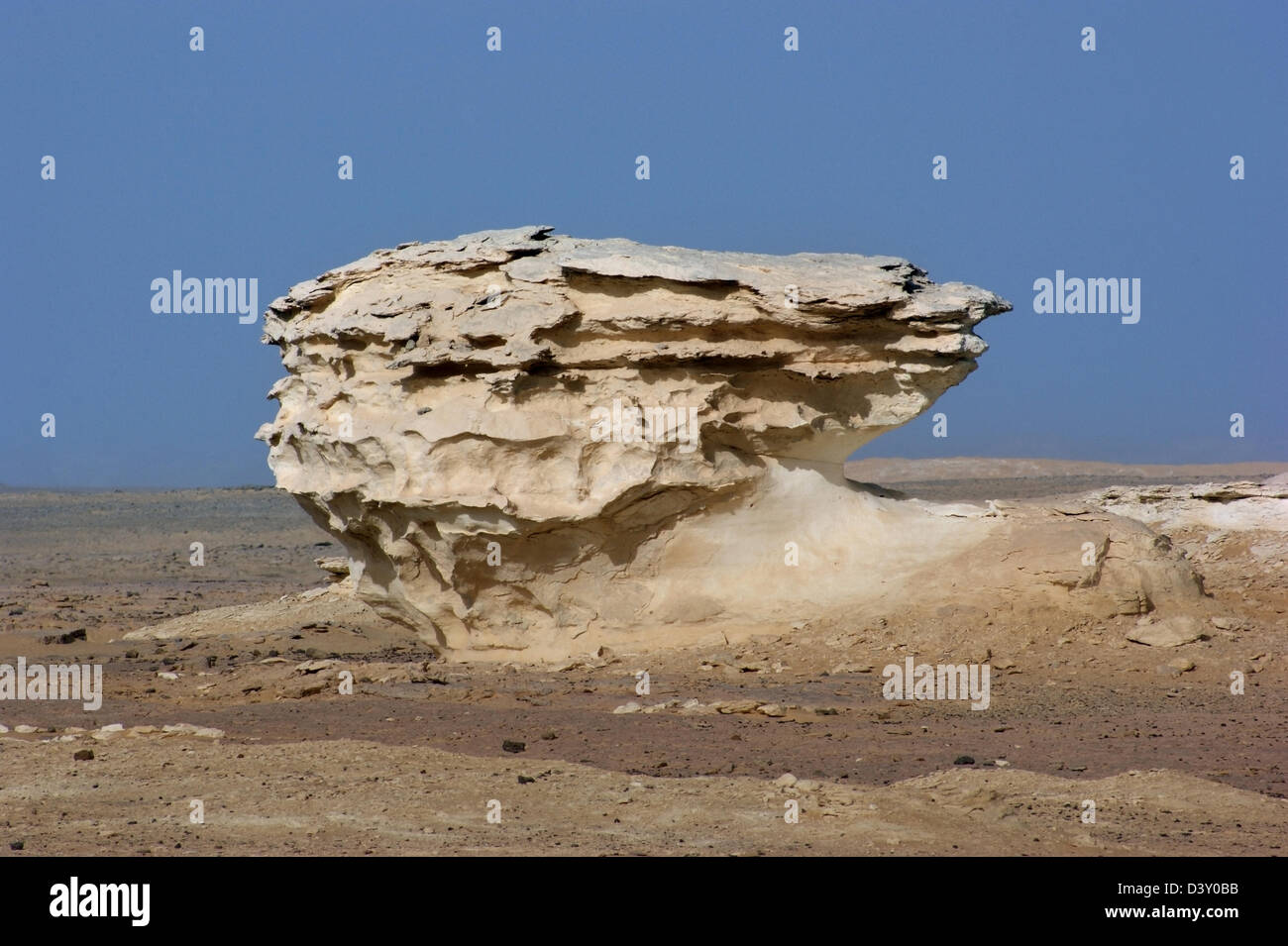 Le désert blanc avec rock formation en Egypte Banque D'Images