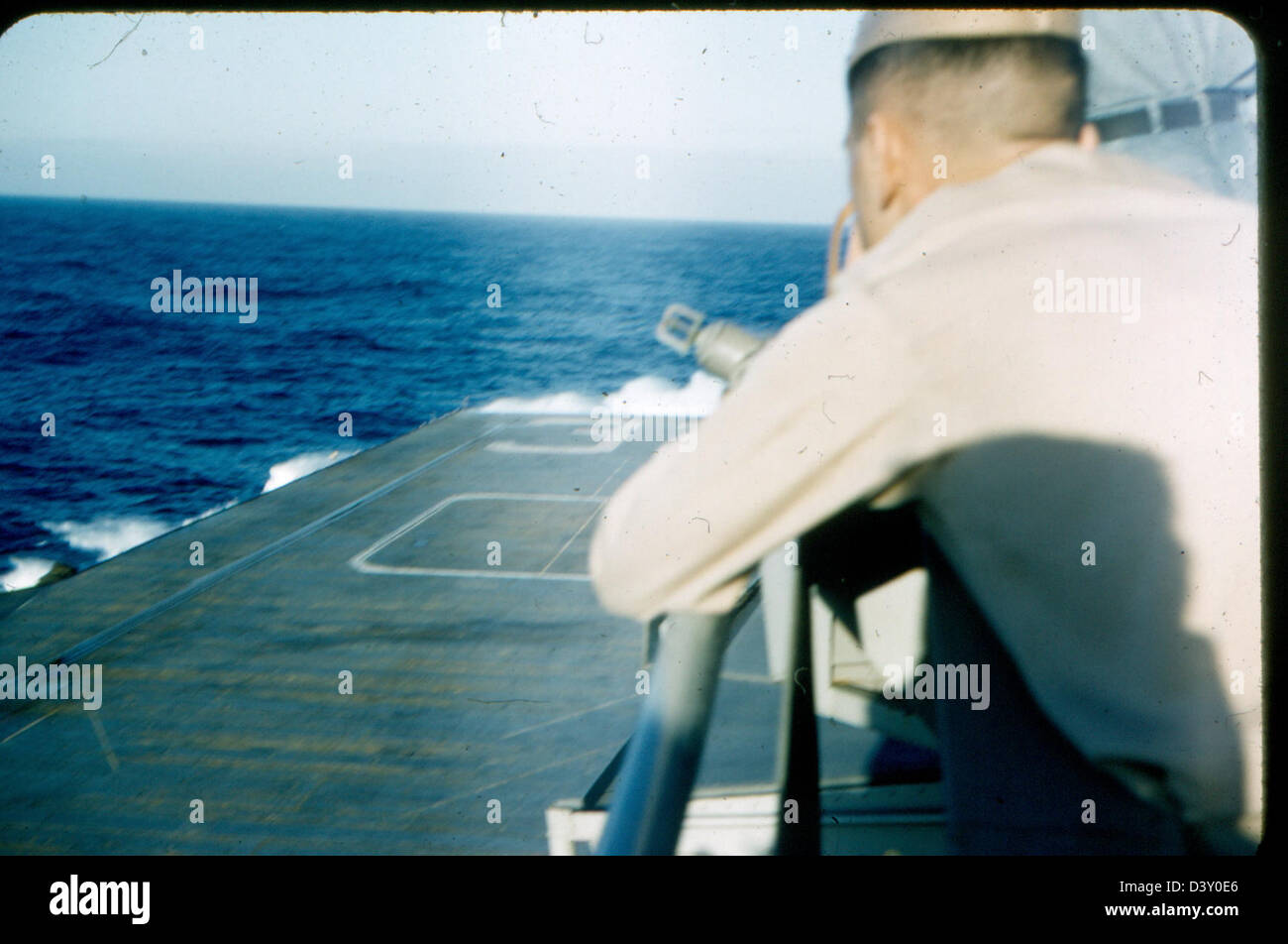 L'USS Kearsarge (CV-33), un porte-avions de la marine des États-Unis, avec le VF-53, un escadron de chasse, à bord, sur une photographie du milieu du XXe siècle. Banque D'Images