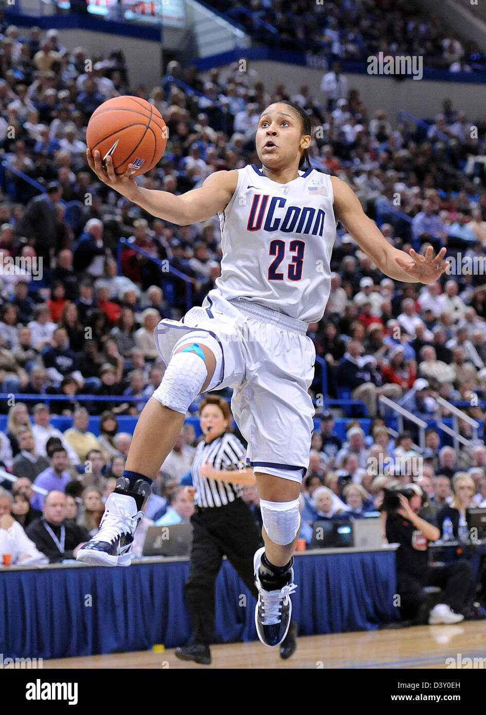 Hartford, CT USA-- UCONN's Maya Moore durs pour un panier pendant la première moitié. 12/21/2010 Banque D'Images