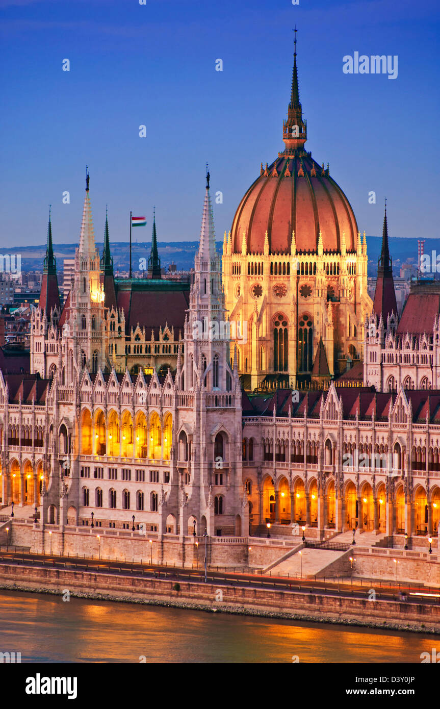 Le bâtiment néo-gothique du Parlement hongrois, conçu par Imre Steindl illuminé la nuit Budapest, Hongrie, Europe, UE, Europe Banque D'Images