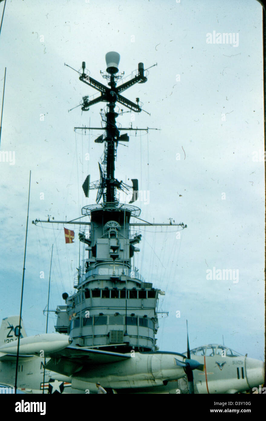 L'USS Kearsarge, un porte-avions de l'U.S. Navy (CVA-33), avec des avions de l'escadron de chasse 53 (VF-53) à bord, sur une photographie du milieu du XXe siècle. Banque D'Images