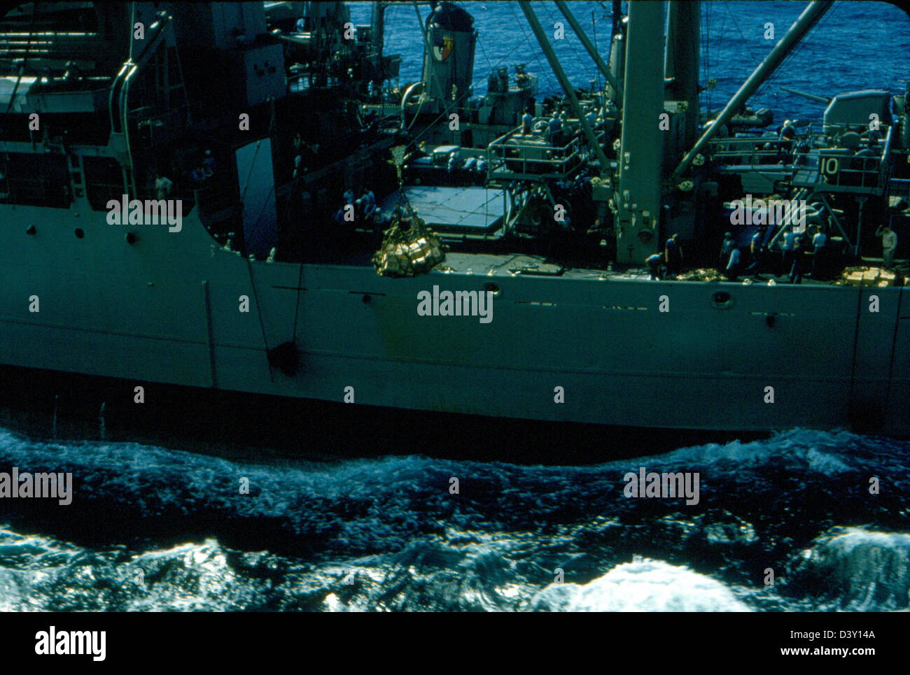 L'USS Kearsarge (LHD 3), un navire d'assaut anphibie de la Marine des États-Unis, effectuant une opération de ravitaillement en mer, accompagné par le VF-53, un escadron de chasse. Banque D'Images