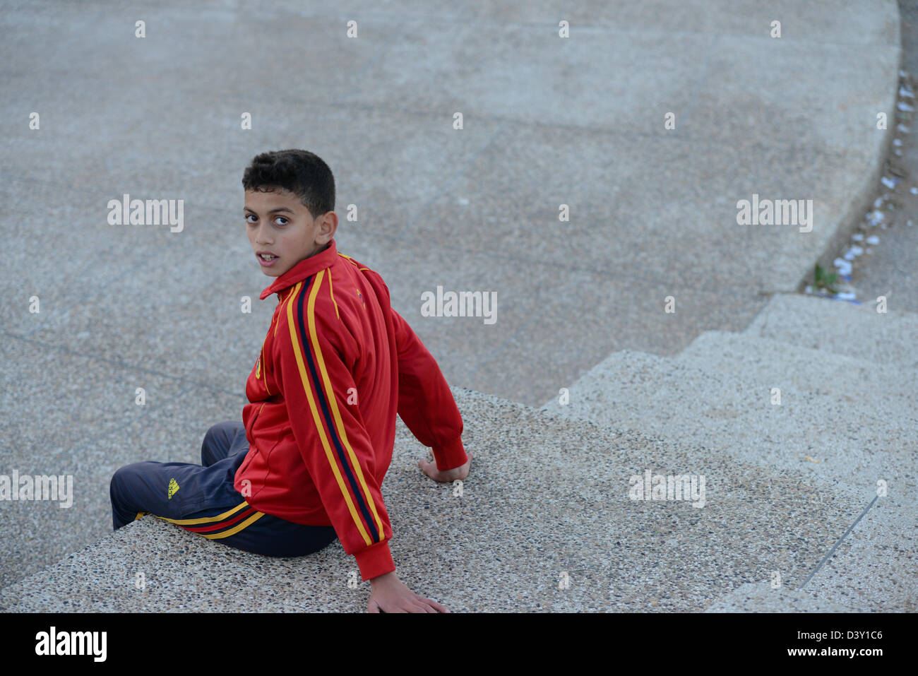 Jeune garçon marocain, portant des vêtements de sport, à la caméra en Banque D'Images