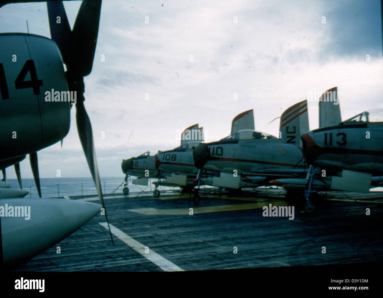 L'USS Kearsarge (CV-33), un porte-avions de l'U.S. Navy, présentant des avions VF-53 en action, illustrant l'aviation navale et les opérations militaires. Banque D'Images