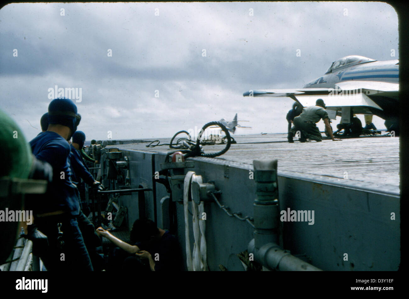 L'USS Kearsarge (CV-33), un porte-avions de l'U.S. Navy, base de l'escadron de chasse VF-53, sur une photographie historique. Banque D'Images