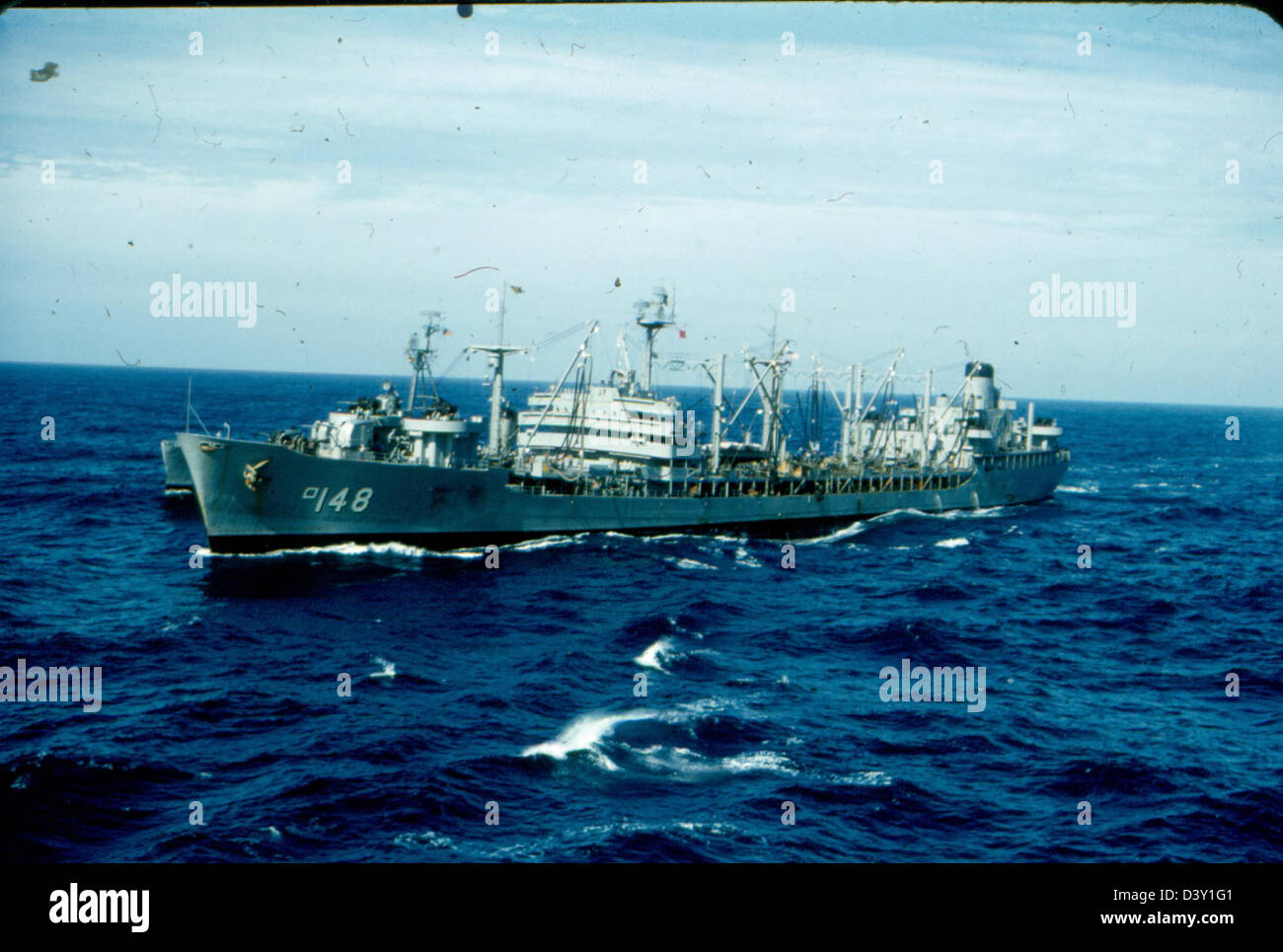 L'USS Kearsarge (CVA 33), un porte-avions de l'U.S. Navy, avec des pilotes du VF-53 à bord, lors d'opérations navales, sur une photographie historique. Banque D'Images
