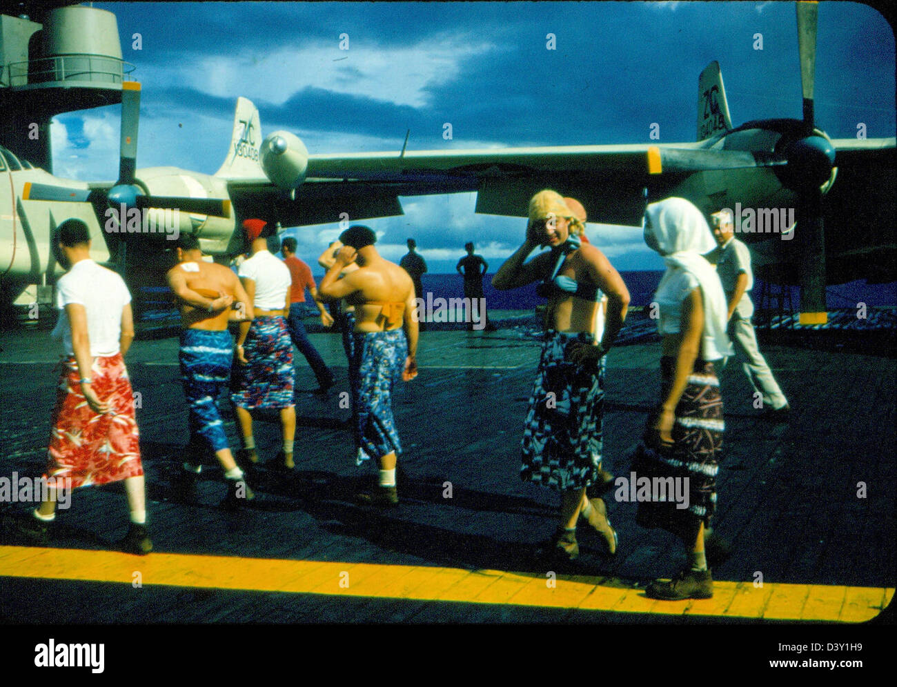 L'USS Kearsarge (CV-33), un porte-avions de classe Essex, avec le VF-53, Fighter Squadron 53, à bord, pendant l'ère de la Guerre froide, dans le cadre des opérations d'aviation navale de l'U.S. Navy. Banque D'Images