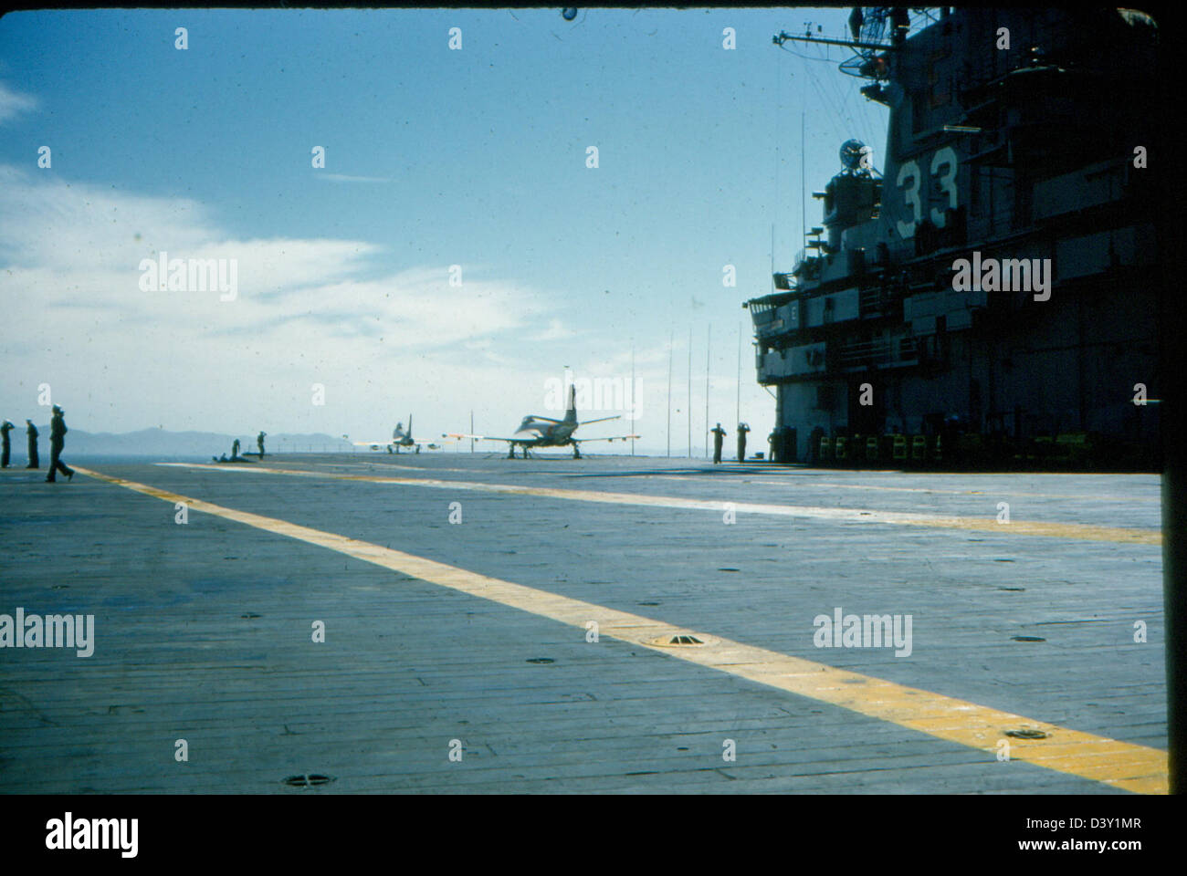 L'USS Kearsarge (CVA 33) et l'escadron VF-53, dans une photographie de l'ère de la Guerre froide, capturant un moment de l'histoire navale. Banque D'Images