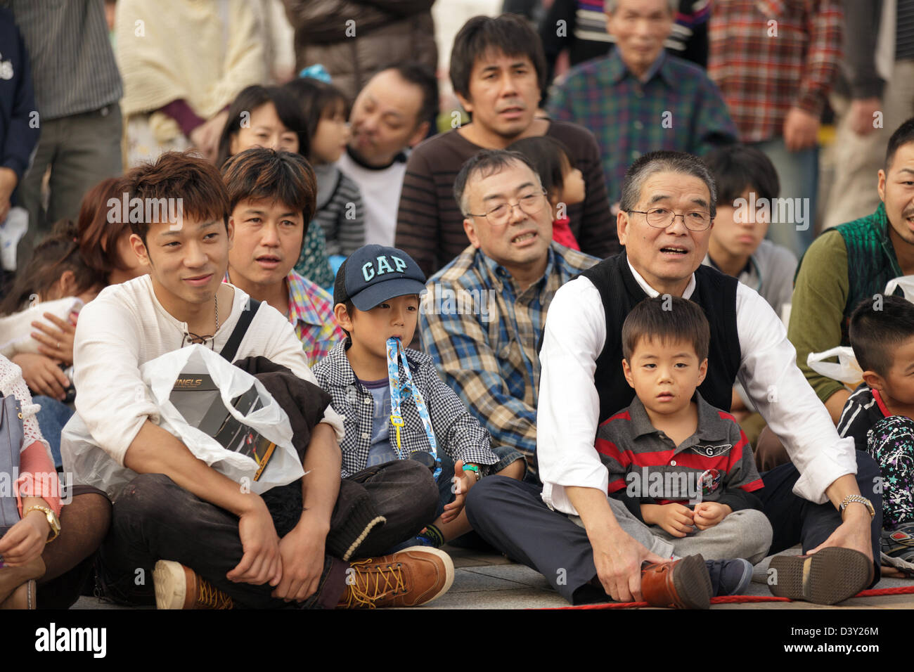 Les spectateurs japonais en regardant la performance artistique à Osaka, Japon carré cosmo Banque D'Images