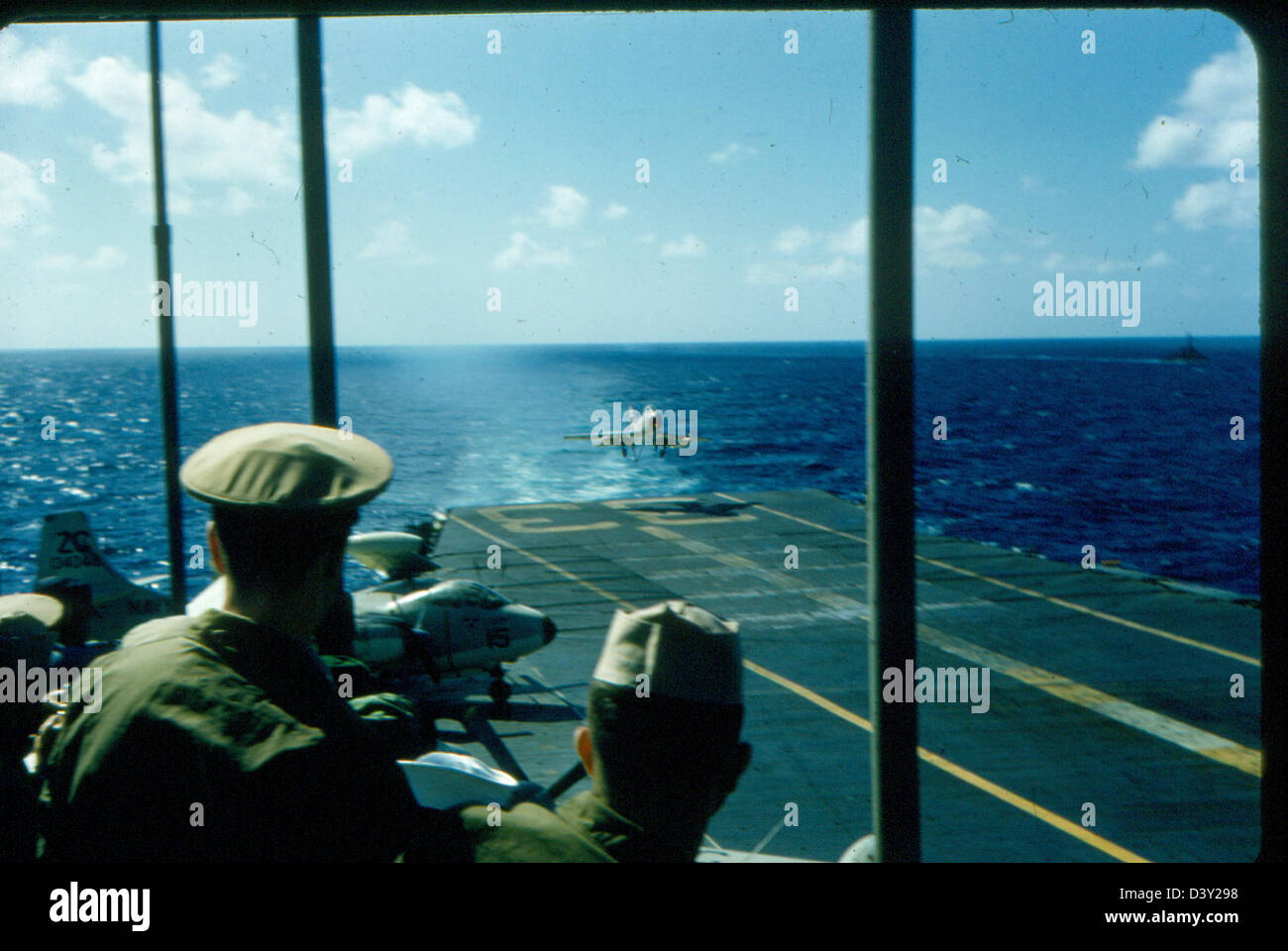 L'USS Kearsarge (CVA-33), un porte-avions de l'U.S. Navy, avec un avion de chasse de l'escadron VF-53, représentant l'histoire de l'aviation militaire de l'U.S. Navy. Banque D'Images