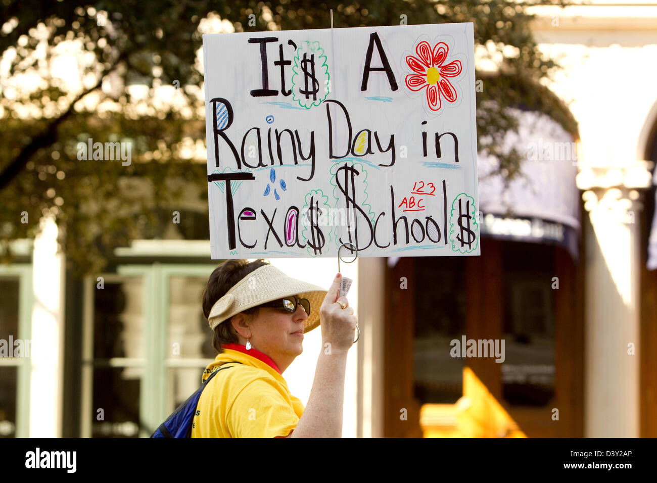 Grand groupe à la Texas Capitol building au cours de l'enregistrer au Texas Rassemblement des écoles. Les citoyens préoccupés par l'éducation sous-financement Banque D'Images
