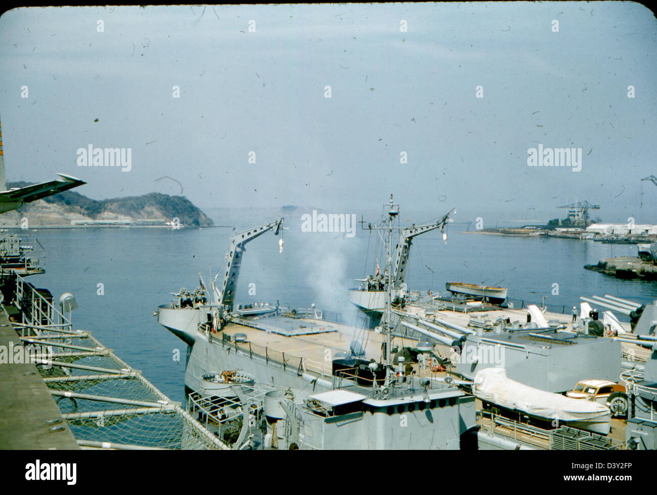 L'USS Kearsarge (CV-33), un porte-avions de l'U.S. Navy, et son escadron VF-53, sur une photographie du milieu du 20e siècle. Banque D'Images