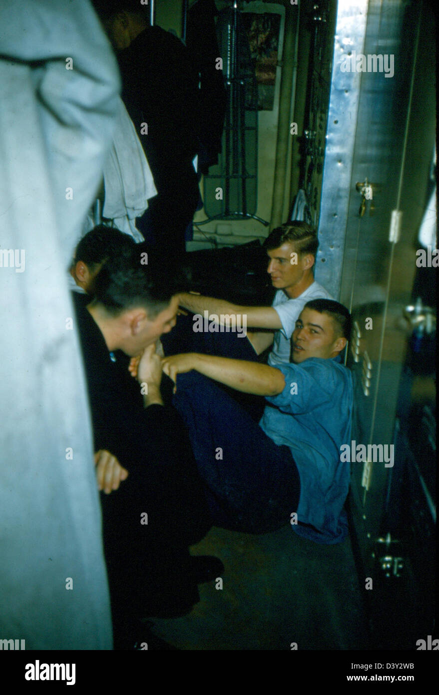 Cette photo de collection spéciale montre l'USS Kearsarge (CV-33) avec VF-53 pendant les opérations de vol. La photo capture le porte-avions en action, mettant en valeur l'aviation navale au cours des années 1960 Banque D'Images