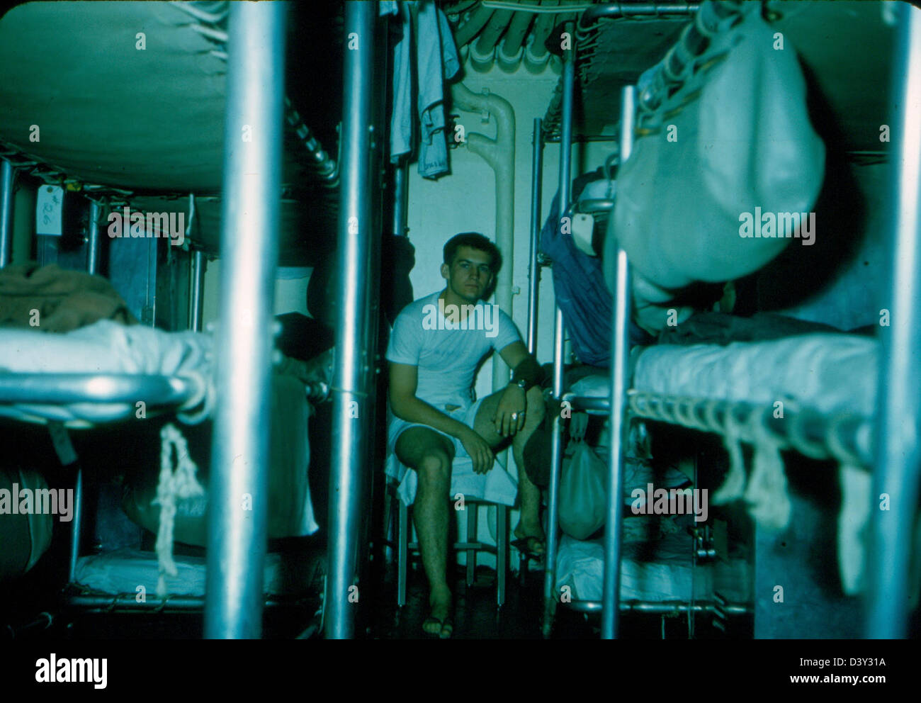 Cette photo de la collection spéciale James Smith montre l'USS Kearsarge (CV-33) avec le VF-53, un escadron de chasse de l'US Navy, à bord pendant son déploiement. Le porte-avions était actif au milieu du XXe siècle. Banque D'Images