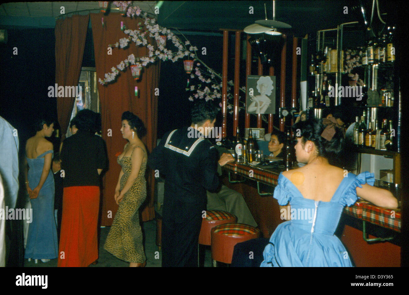 Une photo de la collection spéciale James Smith montrant l'USS Kearsarge avec le VF-53, un escadron de chasse de l'US Navy, à bord du porte-avions CVA-33 au milieu du XXe siècle. Banque D'Images
