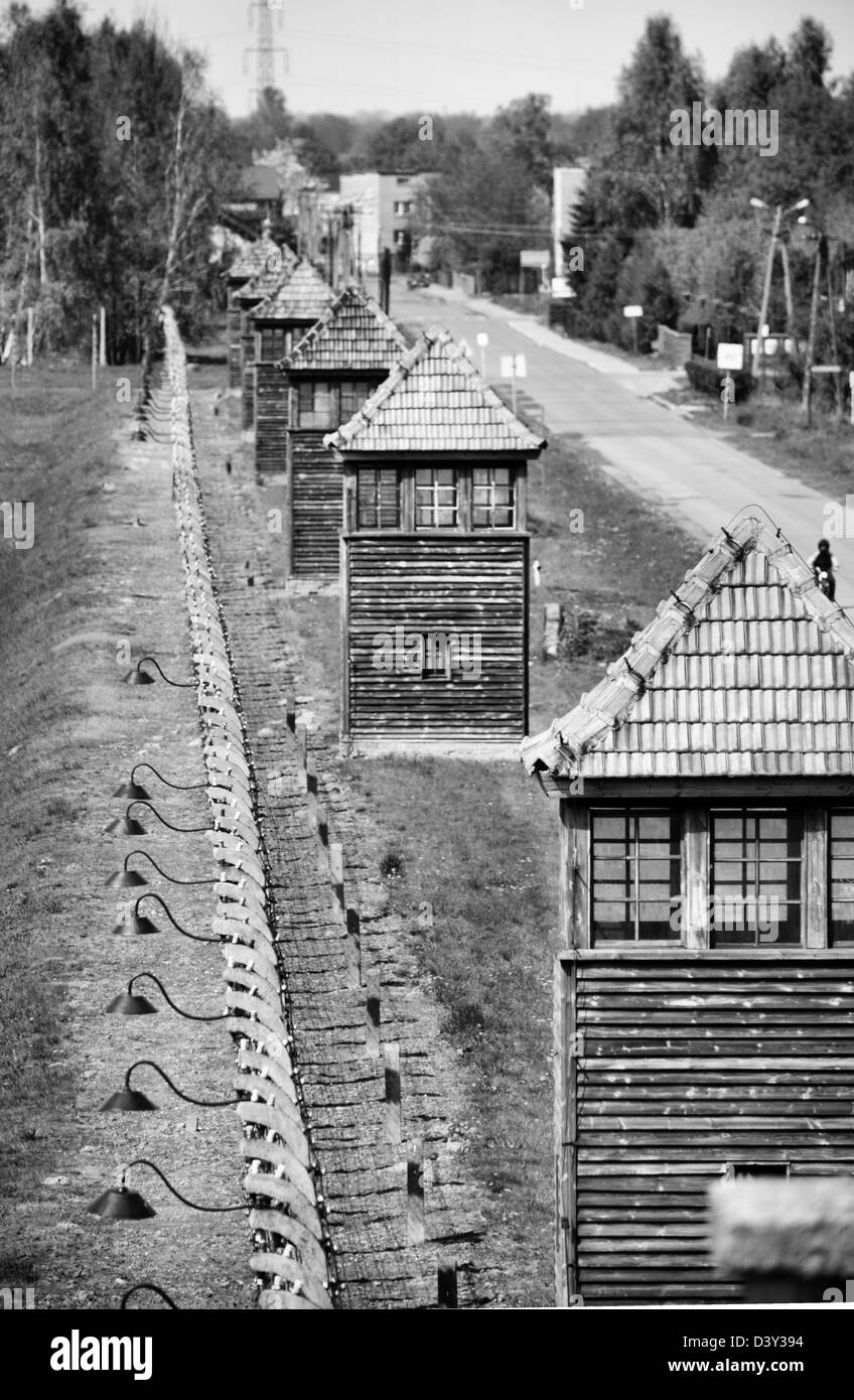 Les tourelles de garde à Auschwitz II Birkenau camp de concentration nazi, Pologne Banque D'Images