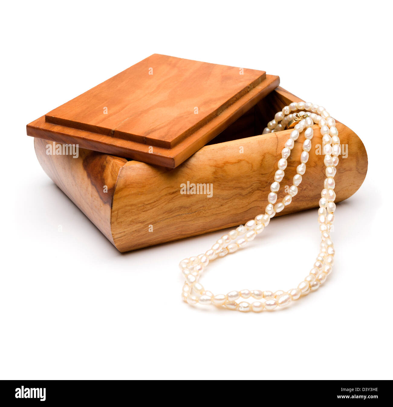Boîte à bijoux en bois avec un collier de perle isolé sur fond blanc Banque D'Images