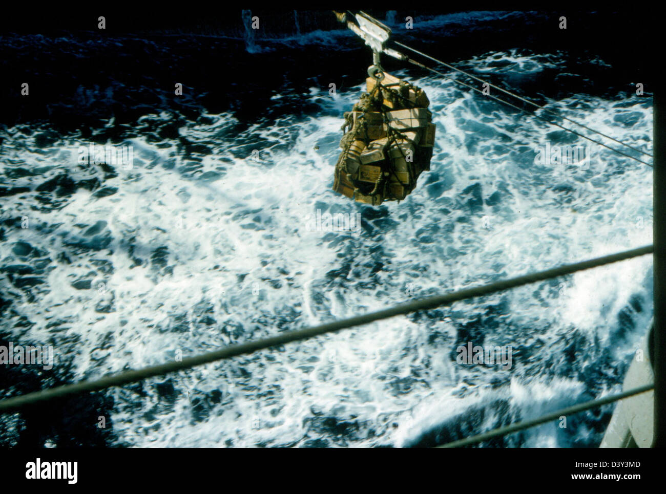 L'USS Kearsarge (LHD 3), un navire de la United States Navy, effectue une opération de ravitaillement en mer avec l'escadron VF-53, un aspect critique de la logistique navale. Banque D'Images