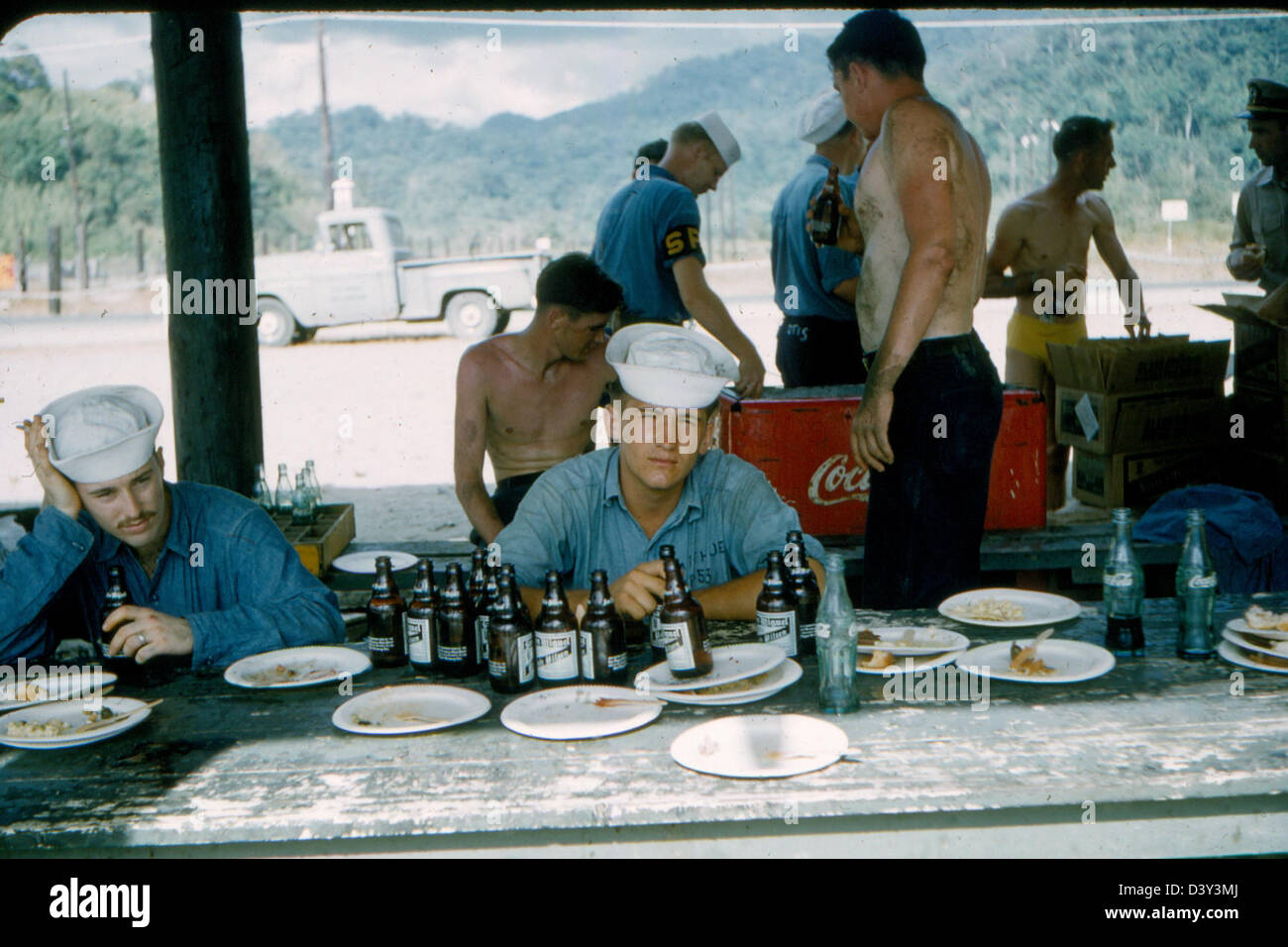 L'USS Kearsarge (CV-33), un porte-avions de l'U.S. Navy abritant l'escadron VF-53, sur une photographie du milieu du 20e siècle, présentant le rôle du navire dans les opérations d'aviation navale. Banque D'Images