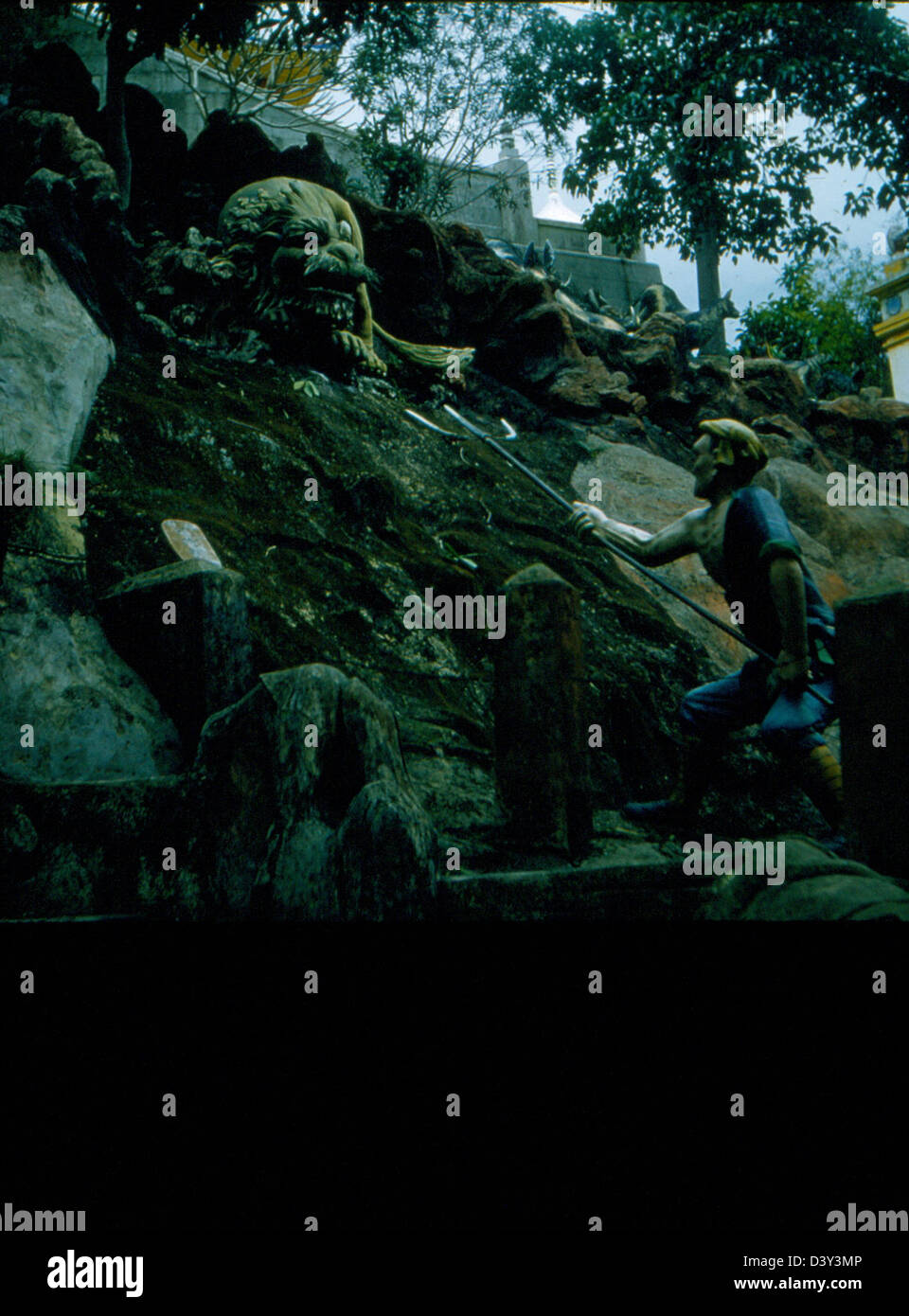 Une photographie de la collection spéciale James Smith représentant l'USS Kearsarge (CV-33) avec le VF-53, l'escadron de chasse de la marine, à bord. L'image capture le navire pendant son service dans les années 1950, soulignant son rôle dans l'aviation navale et les opérations militaires. Banque D'Images