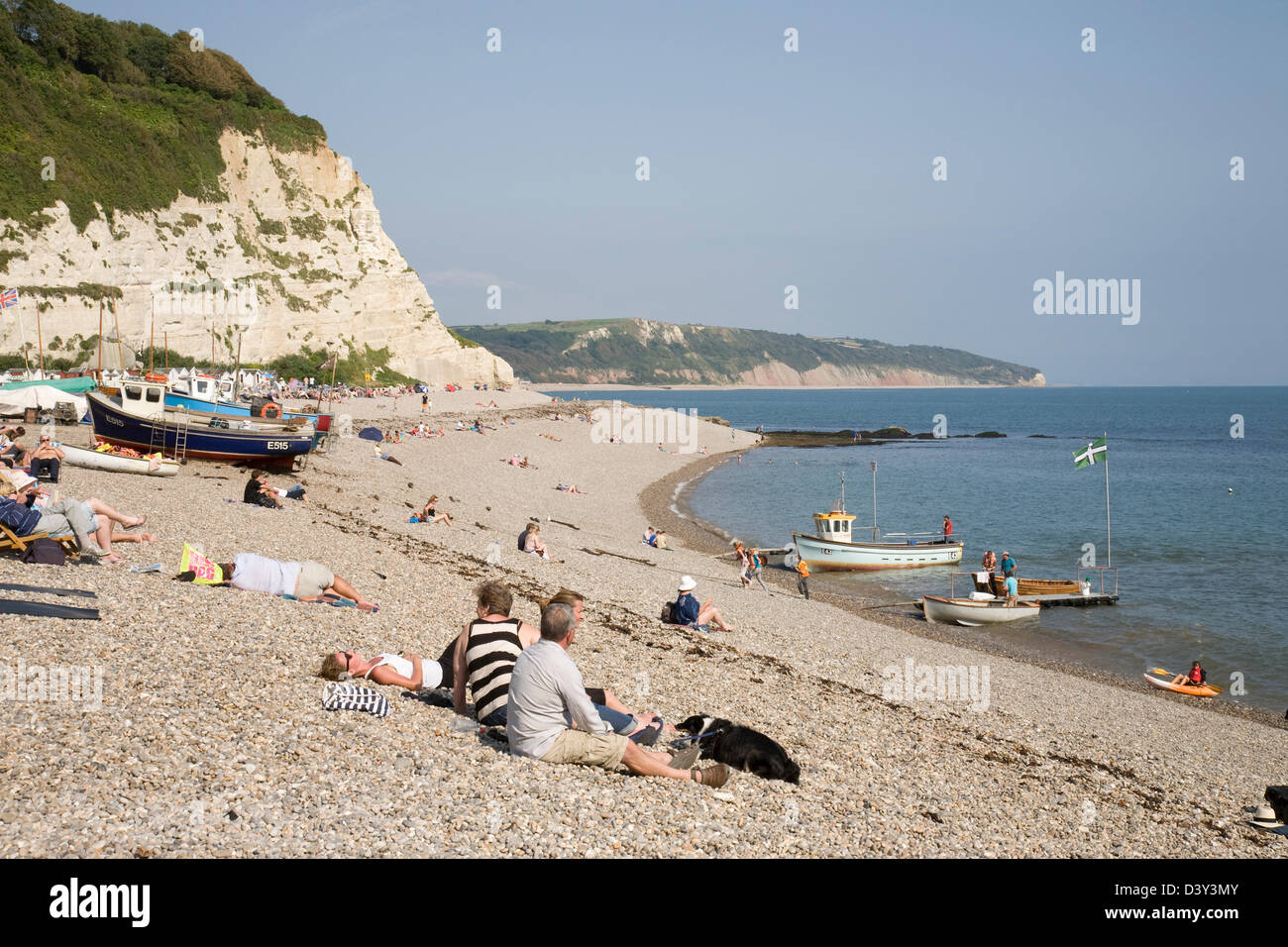 Les vacanciers sur la plage de la bière dans le Devon, en Angleterre. Banque D'Images