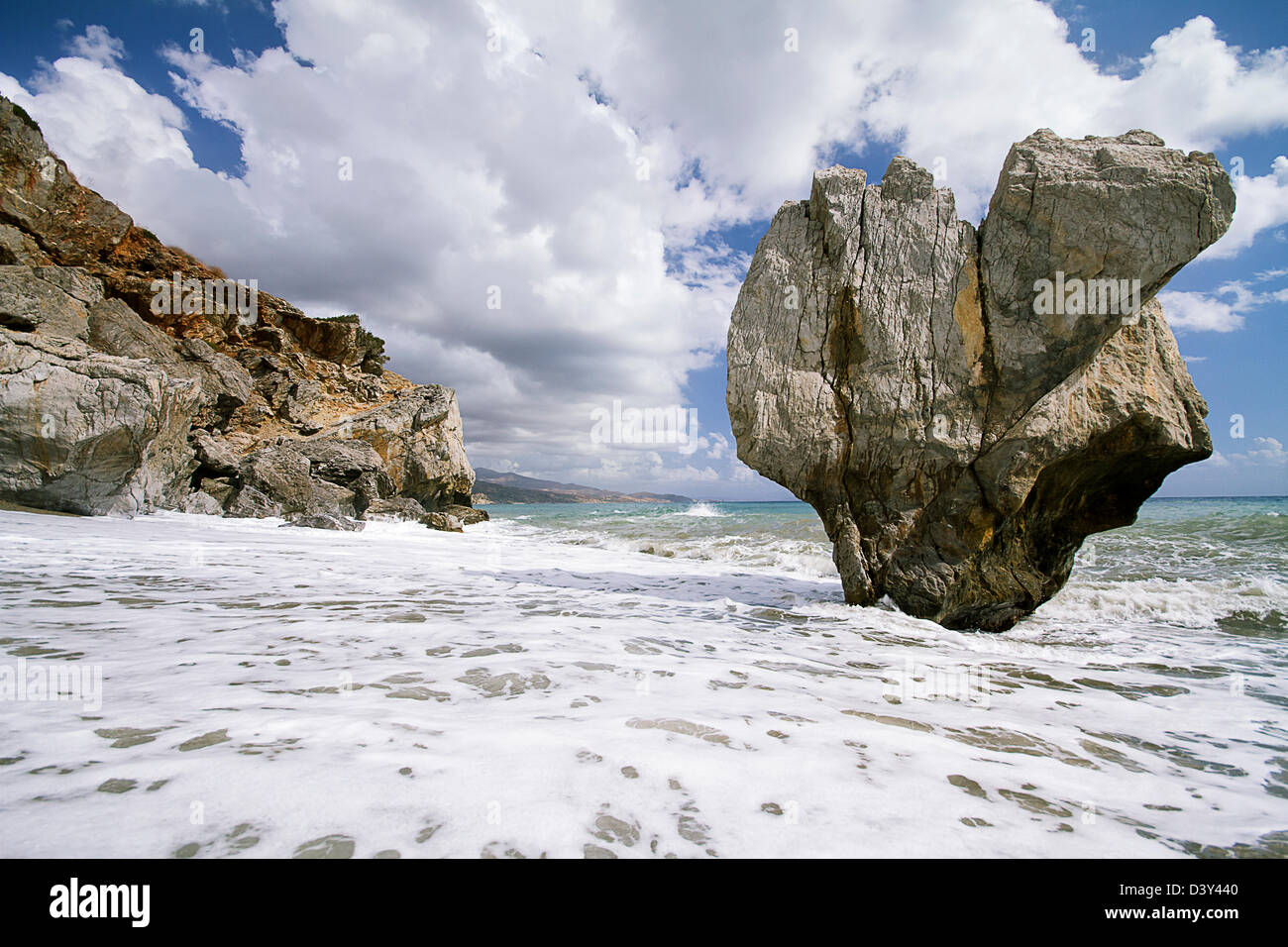 Énorme rocher dans la mer. Banque D'Images