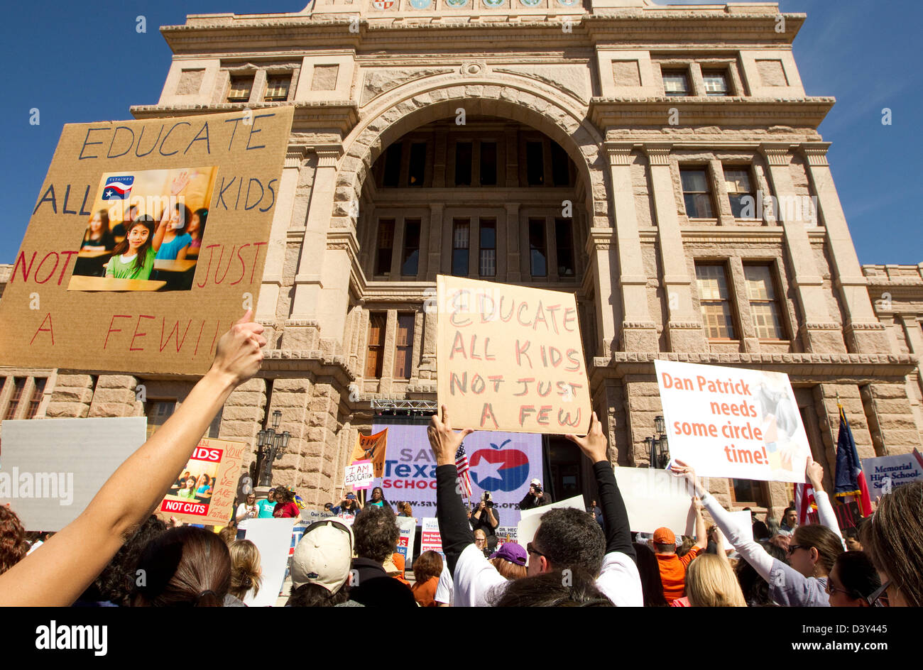 Grand groupe à la Texas Capitol building au cours de l'enregistrer au Texas Rassemblement des écoles. Les citoyens préoccupés par l'éducation sous-financement Banque D'Images
