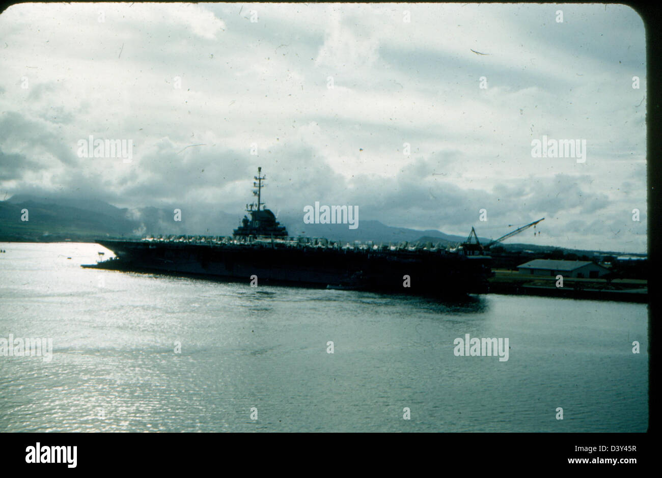 Une image de la collection spéciale James Smith, montrant le porte-avions de classe Essex USS Yorktown (CV-10) et son service dans la marine américaine, mettant en vedette l'aviation navale et les opérations de l'escadron VF-53. Banque D'Images