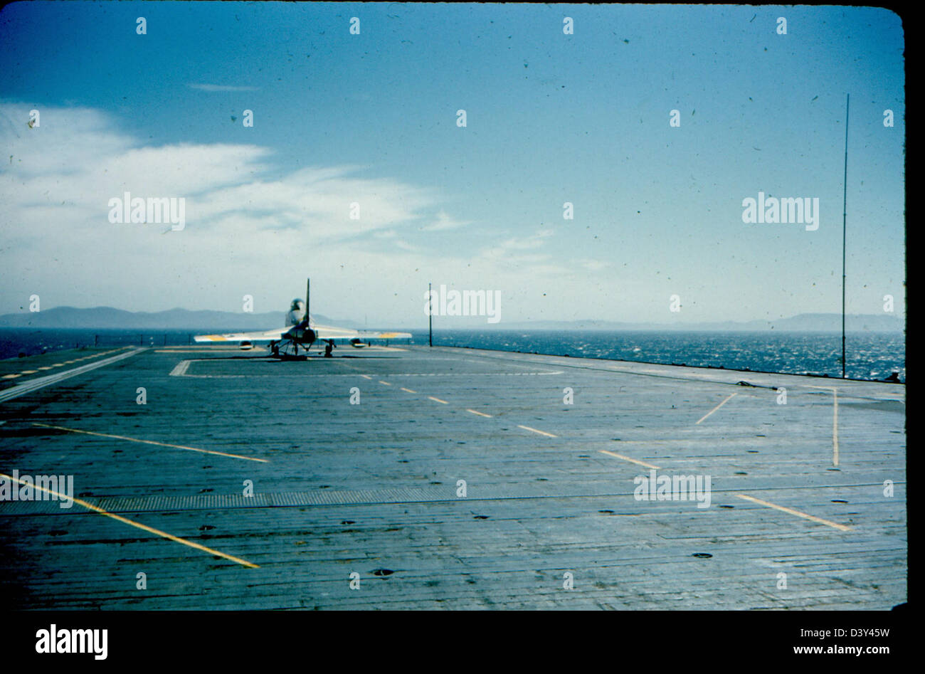 L'USS Kearsarge, un porte-avions, avec l'escadron VF-53 à bord, dans une photographie historique de la collection spéciale James Smith, capturant un moment de l'histoire de l'aviation navale. Banque D'Images