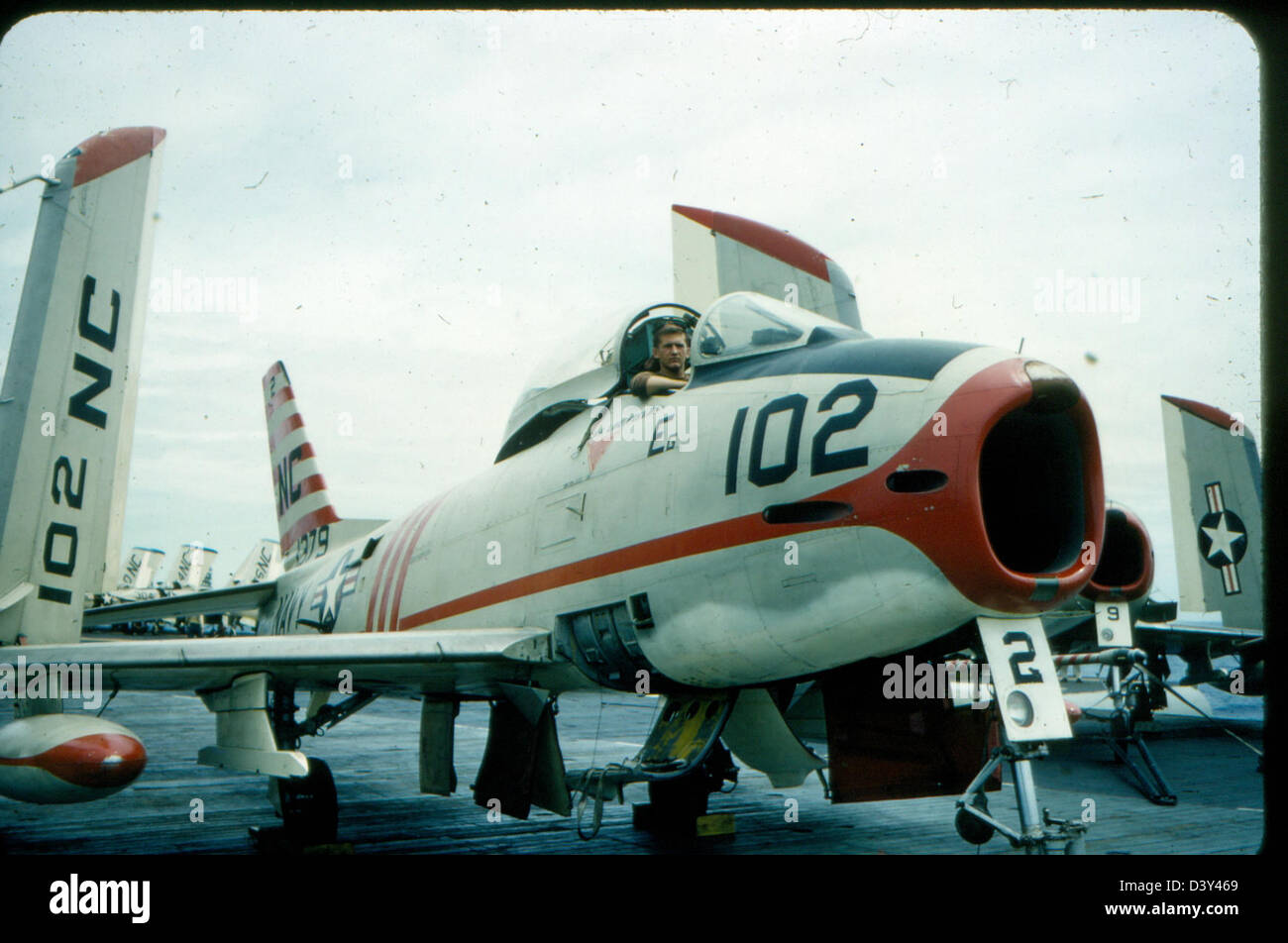 L'USS Kearsarge (CV-33), un porte-avions de classe Essex de l'U.S. Navy, avec son escadron de chasse VF-53, tel que présenté dans la collection spéciale James Smith. Banque D'Images