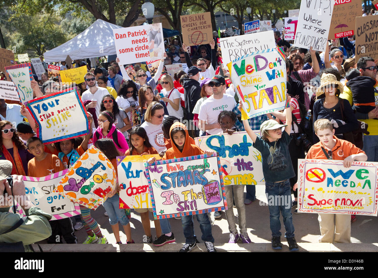 Grand groupe à la Texas Capitol building au cours de l'enregistrer au Texas Rassemblement des écoles. Les citoyens préoccupés par l'éducation sous-financement Banque D'Images