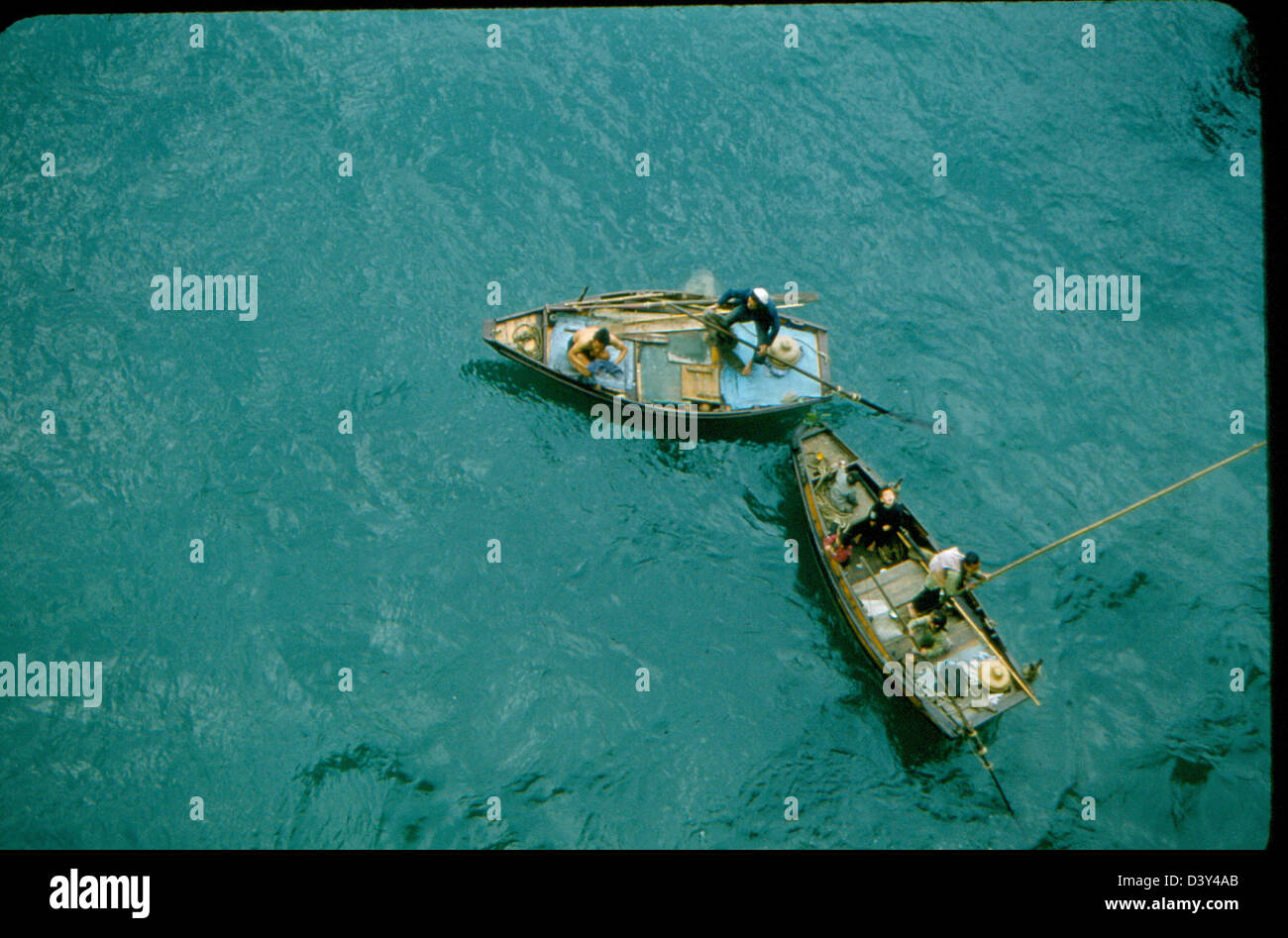 La photo de la collection spéciale James Smith montre l'USS Kearsarge, un porte-avions qui a servi dans la marine américaine. Le VF-53 était un escadron de chasse stationné sur le navire, opérant principalement pendant la guerre froide. Banque D'Images