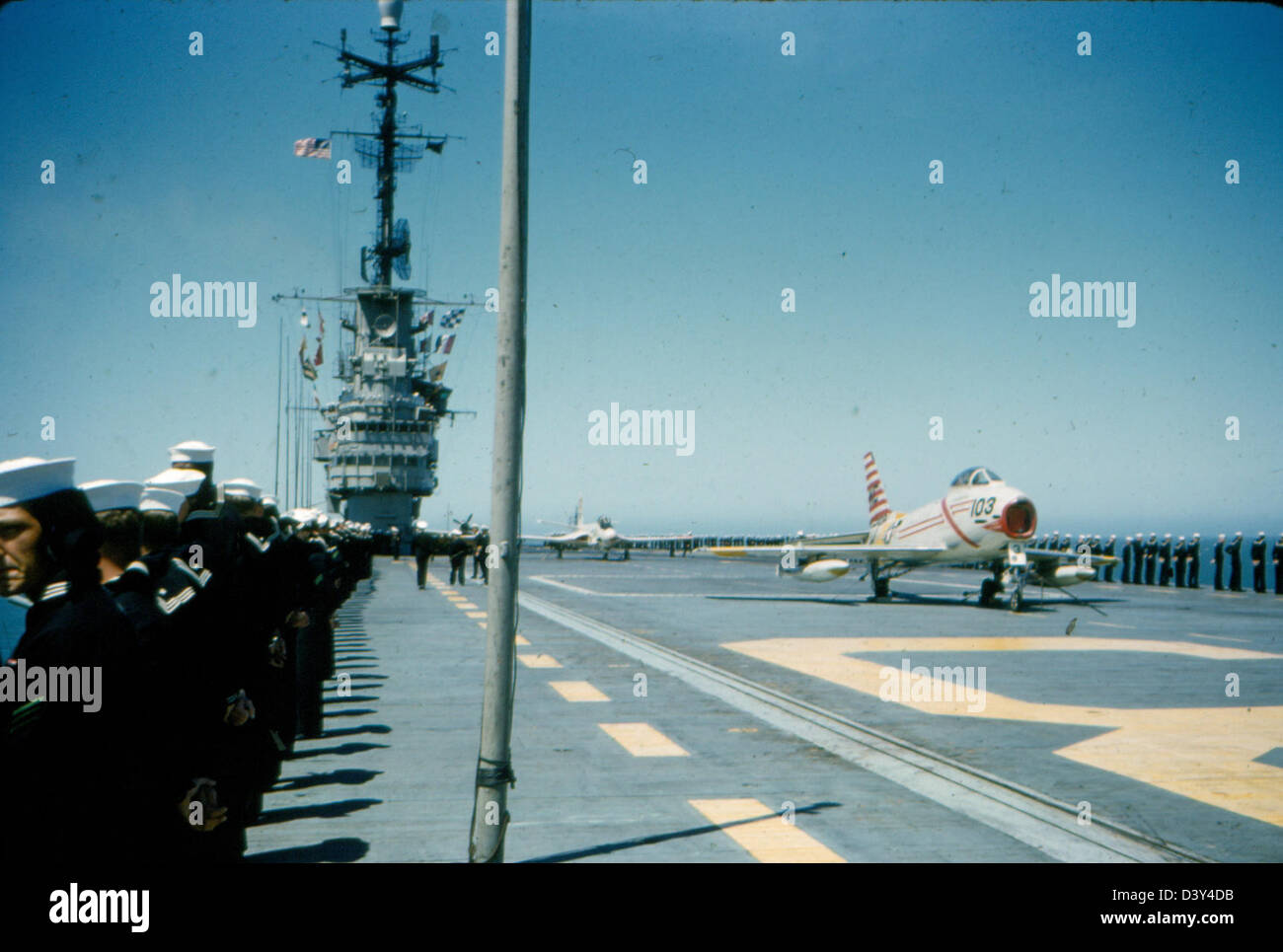 L'USS Kearsarge, un porte-avions de l'U.S. Navy, CVA-33, avec VF-53, un escadron de chasse américain, en action, dans le cadre de son service d'aviation navale. Banque D'Images