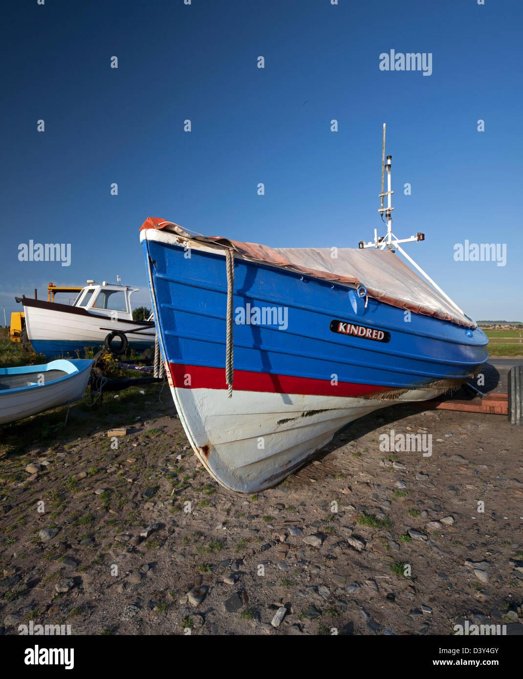 Une image d'un bateau de pêche traditionnel coble de Northumberland sur la plage à Boulmer à Northumberland Banque D'Images