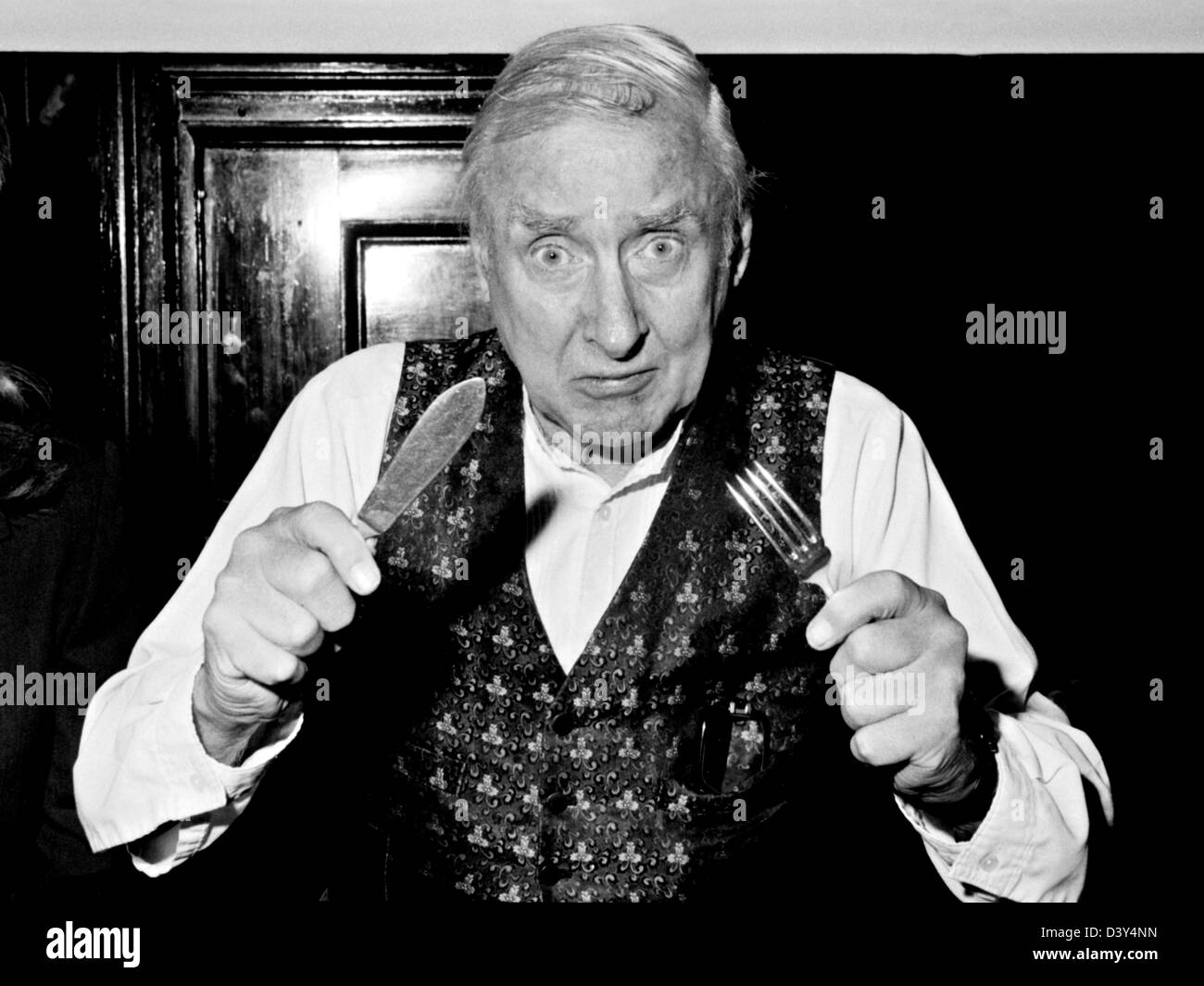Spike Milligan mange aux Oldie of the Year Awards 1994 Banque D'Images